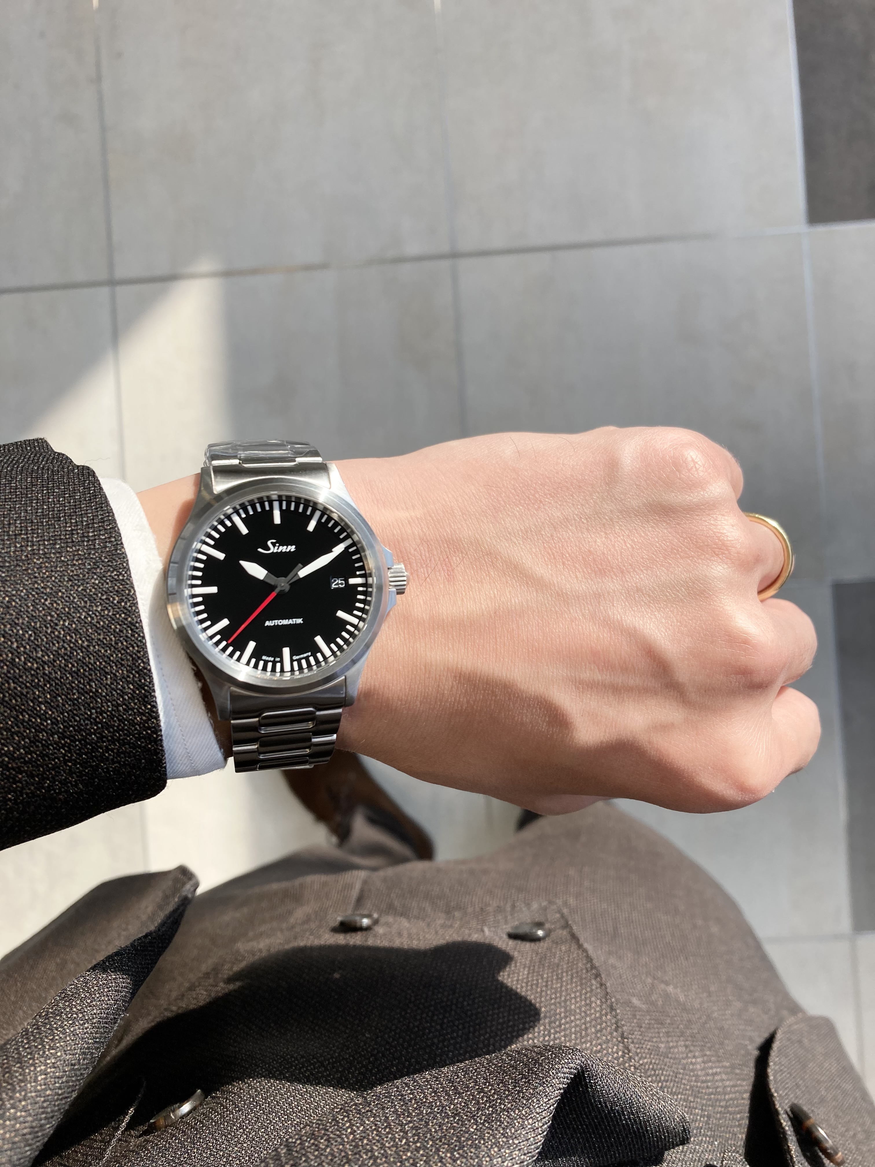 [Sinn (ジン)正規取り扱い商品]<br />
<br />
556.I.RS<br />
<br />
Ref.556.I.RS<br />
<br />
¥242,000 (税込)<br />
<br />
印象的なフォルム、<br />
<br />
すっきりとしたダイヤルデザイン、<br />
<br />
優れた読みやすさ･･･<br />
<br />
ジンが創業当初から手掛けてきた<br />
<br />
パイロットやナビゲーションのための<br />
<br />
コックピットクロックと556シリーズとの共通点であり、<br />
<br />
ジンの特徴的な機能美です。<br />
<br />
時計の必要最小限の機能に特化したシンプルなデザインで、<br />
<br />
時を越えて価値を持ち、あらゆる場面でスタイルを選びません。<br />
<br />
高い品質とコストパフォーマンスを誇る完璧なモデルです。<br />
<br />
時間を見るためだけの時計として、<br />
<br />
製造されたまさに機能美の結晶の様なモデルです。<br />
<br />
機能美をここまで突き詰めると、<br />
<br />
こんなに美しくなるんだ！<br />
<br />
と感嘆するほど素晴らしいモデルです。<br />
<br />
ぜひ店頭でご覧ください！