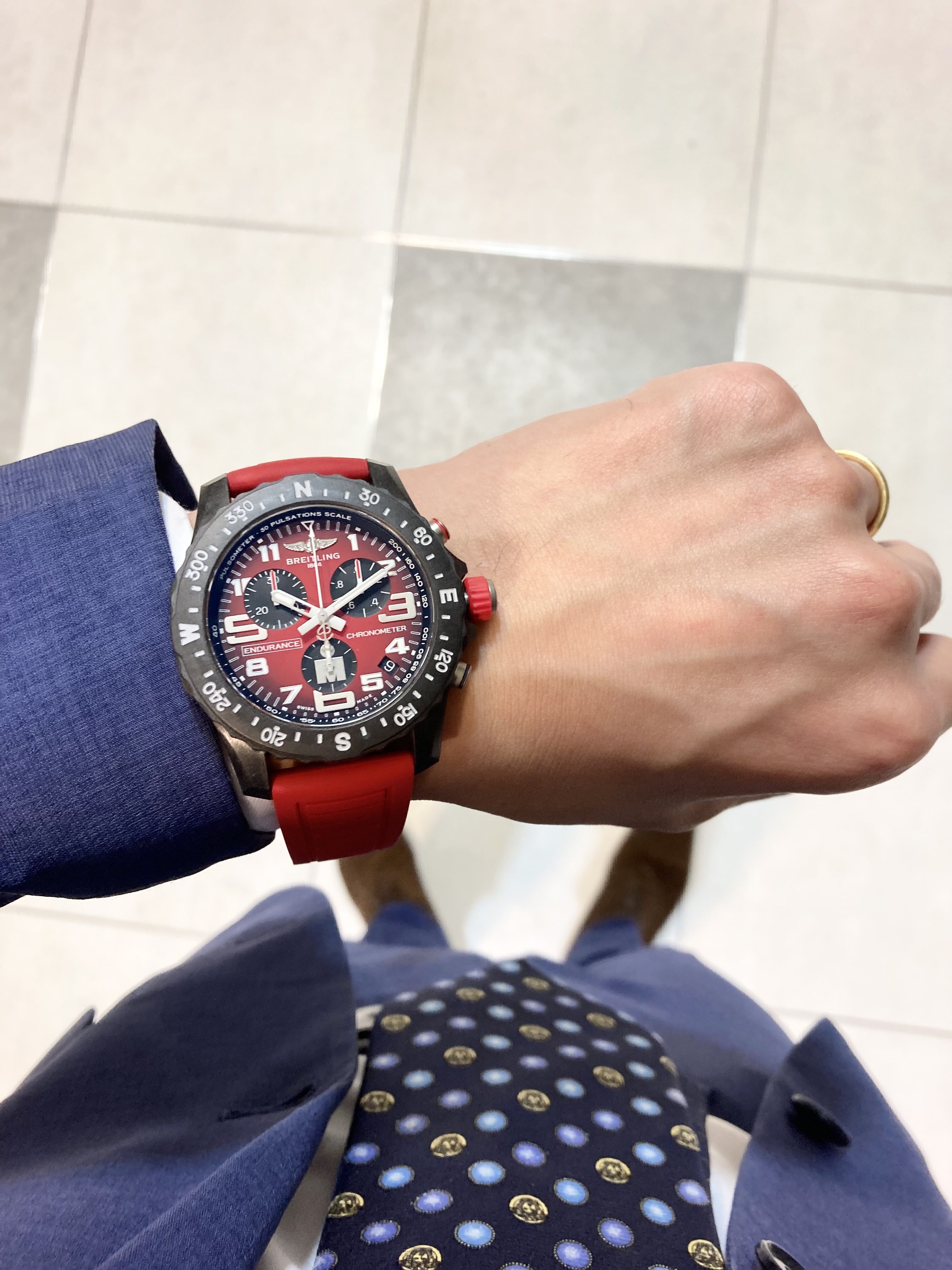 [BREITLING (ブライトリング)正規取り扱い商品]<br />
<br />
エンデュランス プロ IRONMAN®<br />
<br />
Ref.X823109A1K1S1<br />
<br />
¥409,200 (税込)<br />
<br />
ブライトリングのIRONMAN®エディション<br />
<br />
軽量なエンデュランス プロ。<br />
<br />
プロフェッショナル的な考え方とスポーティなライフスタイルを併せ持ち、<br />
<br />
アクティブな生活を送る男女に向けてデザインされたエンデュランス プロは、<br />
<br />
過酷なワークアウトに対応可能でありながらデイリー使いもファッショナブル。<br />
<br />
エンデュランス プロの特徴は、<br />
<br />
超軽量のブライトライト®製ケース。<br />
<br />
チタンの3.3倍、ステンレススチールの5.8倍も軽い頑丈な素材です。<br />
<br />
非磁性、熱安定性、低刺激性のブライトライト®は、<br />
<br />
傷、摩擦、腐食に対しても高い耐性があります。<br />
<br />
メタルよりも温かい触感と軽いテクスチャード効果が、<br />
<br />
デザインの独創性を際立たせています。<br />
<br />
ブライトリング専用で100%スイス製です。<br />
<br />
特徴的なIRONMAN®レッドダイヤル、<br />
<br />
特別なIRONMAN®と記載されたラバーストラップ、<br />
<br />
ブライトライト®ダブルタンタイプバックルという構成のエンデュランス プロIRONMAN®は、<br />
<br />
駆動部にブライトリング キャリバー82を採用した、<br />
<br />
無類の精度を誇るCOSC認定スーパークォーツ™クロノグラフです。<br />
<br />
アイアンマンの方だけでなく、<br />
<br />
デザインやカラーに魅かれてご注文頂く方も多いシリーズです。<br />
<br />
ご注文承っております。<br />
<br />
みなさまのご来店心よりお待ちしております。