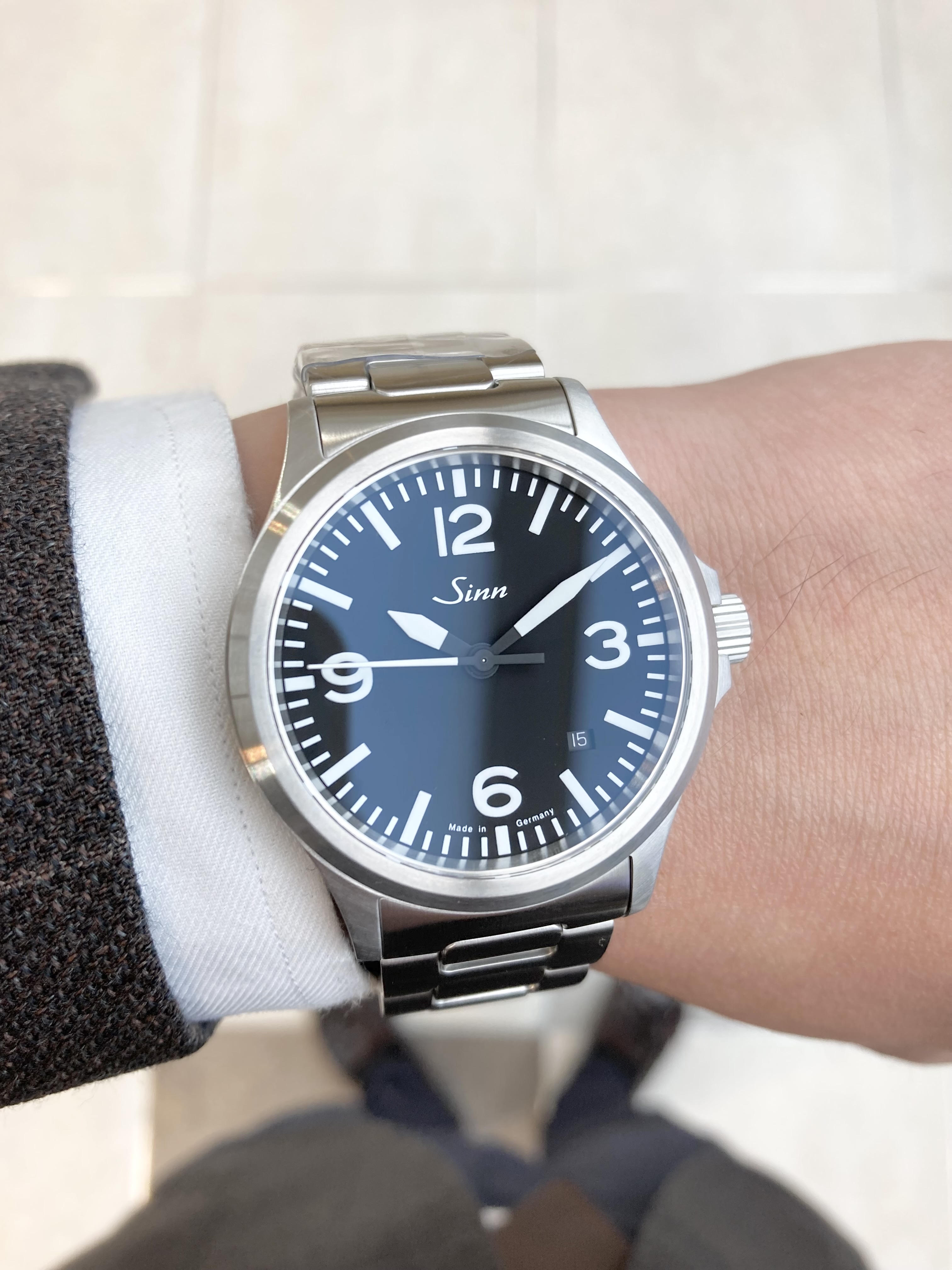 [Sinn (ジン)正規取り扱い商品]<br />
<br />
556<br />
<br />
Ref.556.A<br />
<br />
¥242,000 (税込)<br />
<br />
基本モデルの556のインデックスを<br />
<br />
アラビア数字にというジンファンの要望に応え生まれたモデルで、<br />
<br />
コックピットクロックのダイヤルデザインを踏まえ<br />
<br />
視認性の重要な構成要素となっている3、6、9、12のインデックスを<br />
<br />
アラビア数字にしたモデルです。<br />
<br />
サファイアクリスタルの風防と<br />
<br />
20気圧の防水も備えた高スペックと、<br />
<br />
ソリッド感の高いデザインは、<br />
<br />
永く使い続けるという機械式時計の基本を踏まえた理想的な逸品です。<br />
<br />
ジンの定番モデルで、<br />
<br />
ベストセラー、<br />
<br />
そして、<br />
<br />
ロングセラーモデルです！<br />
<br />
人気モデルがゆえに、<br />
<br />
ドイツの入荷が現在少なく、<br />
<br />
品薄のモデルです！<br />
<br />
気になる方は、<br />
<br />
ぜひお早めにお店に足を運んでいください！<br />
<br />
みなさまのご来店心よりお待ちしております！