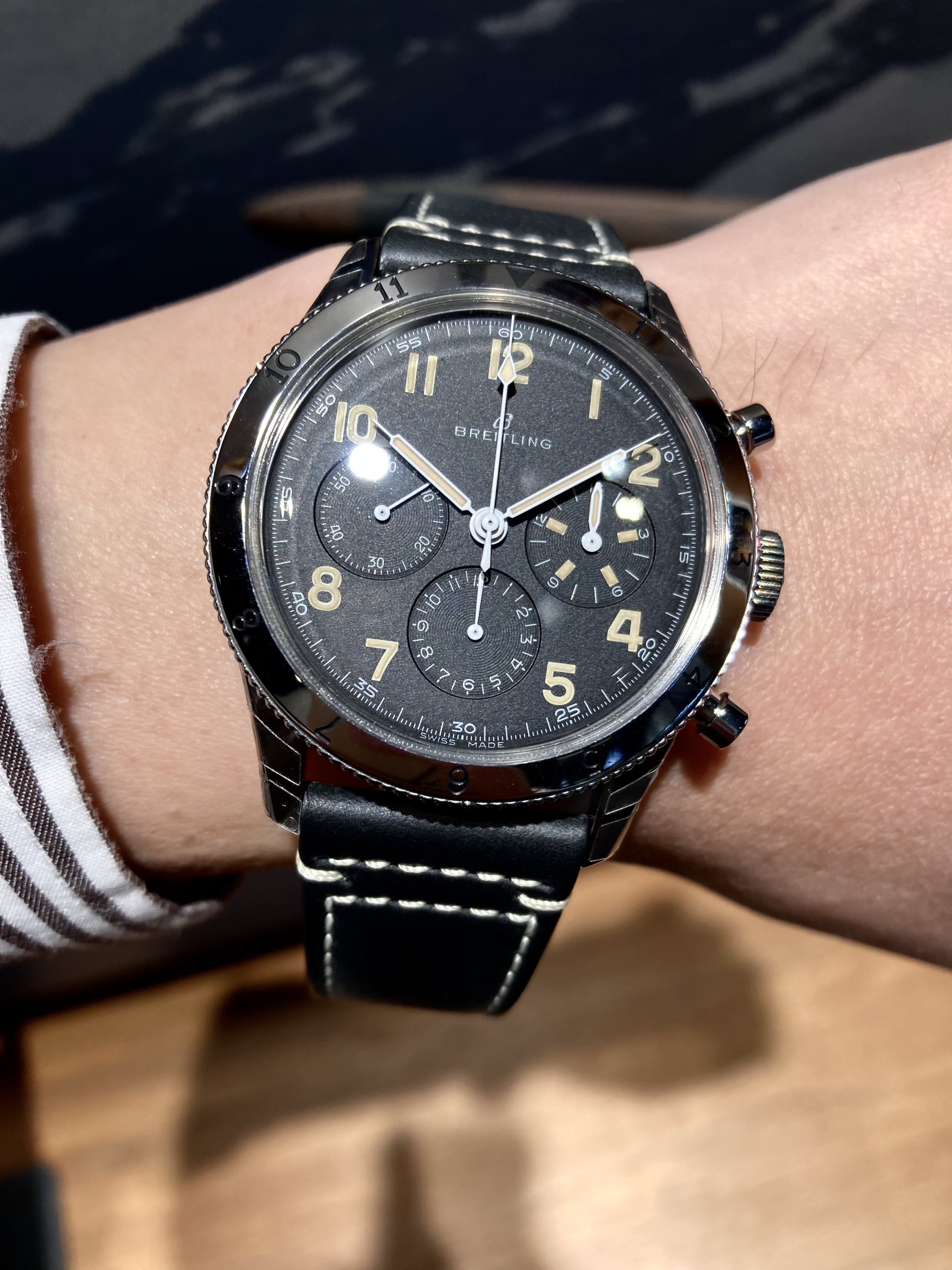 [BREITLING (ブライトリング)正規取り扱い商品]<br />
<br />
【世界限定1953本】<br />
<br />
AVI REF.765 1953リ・エディション　コ・パイロット<br />
<br />
Ref.AB0920131B1X1<br />
<br />
¥1,056,000 (税込)<br />
<br />
一緒のクラシックなパイロットウォッチの、<br />
<br />
スーパーアヴィが発表されたことにより、<br />
<br />
再び注目されている<br />
<br />
ブライトリングAVI REF.765 1953リ・エディション　コ・パイロットです。<br />
<br />
1950年代、オリジナルのコ・パイロット Ref. 765 AVIは、<br />
<br />
ブライトリングのもう一つのアイコン、ナビタイマーに次ぐ人気を博していました。<br />
<br />
大胆なデザイン、刻印のある回転ベゼル、非常に視認性の高いダイヤル。<br />
<br />
丈夫で信頼のおけるパイロットウォッチとして、<br />
<br />
765 AVIは瞬く間にナビタイマーの完ぺきな相棒となりました。<br />
<br />
そして今日、AVI Ref.765 1953 リ・エディションは、<br />
<br />
初期のコ・パイロット Ref.765 AVIを細部まで再現したのです。<br />
<br />
ふくらみを持ったドーム型ヘサライトクリスタルで守られた<br />
<br />
オールブラックのダイヤルには、<br />
<br />
オリジナルのコ・パイロットと同じアラビア数字を採用。<br />
<br />
トーン・オン・トーンのスモールセコンドと<br />
<br />
15分積算計および12時間積算計を配しました。<br />
<br />
手作業で塗布したスーパールミノバの色は慎重に選ばれ、<br />
<br />
オリジナルモデルの発光素材の色調を再現。<br />
<br />
AVI Ref.765 1953 リ・エディションにヴィンテージ感が加味されています。<br />
<br />
ステンレススティール製41mmケースもオリジナルのまま。<br />
<br />
ベゼルは、1953年のモデルとぴったり同じ位置にはめ込まれた<br />
<br />
3つのスクリューでしっかりと固定されています。<br />
<br />
この新生タイムピースが、オリジナルと異なるのは2箇所のみです。<br />
<br />
AVI Ref. 765 1953リ・エディションはオリジナルと比較して防水性が向上し、<br />
<br />
3気圧（30メートル/100フィート）まで耐えられるようになっており、<br />
<br />
よく見るとダイヤルに「GENEVE」の文字が無いことがわかります。<br />
<br />
AVI Ref.765 1953 リ・エディションは、<br />
<br />
ブライトリング自社開発製造キャリバーB09を搭載しています。<br />
<br />
かの有名なブライトリング キャリバー01をベースにし、<br />
<br />
リ・エディションのために開発された手巻き式COSC公認キャリバーです。<br />
<br />
それぞれの時計に、1953本のリミテッドエディションであることを示す「ONE OF 1953」の文字がエングレーブされています。<br />
<br />
ぜひ店頭でご覧下さい！