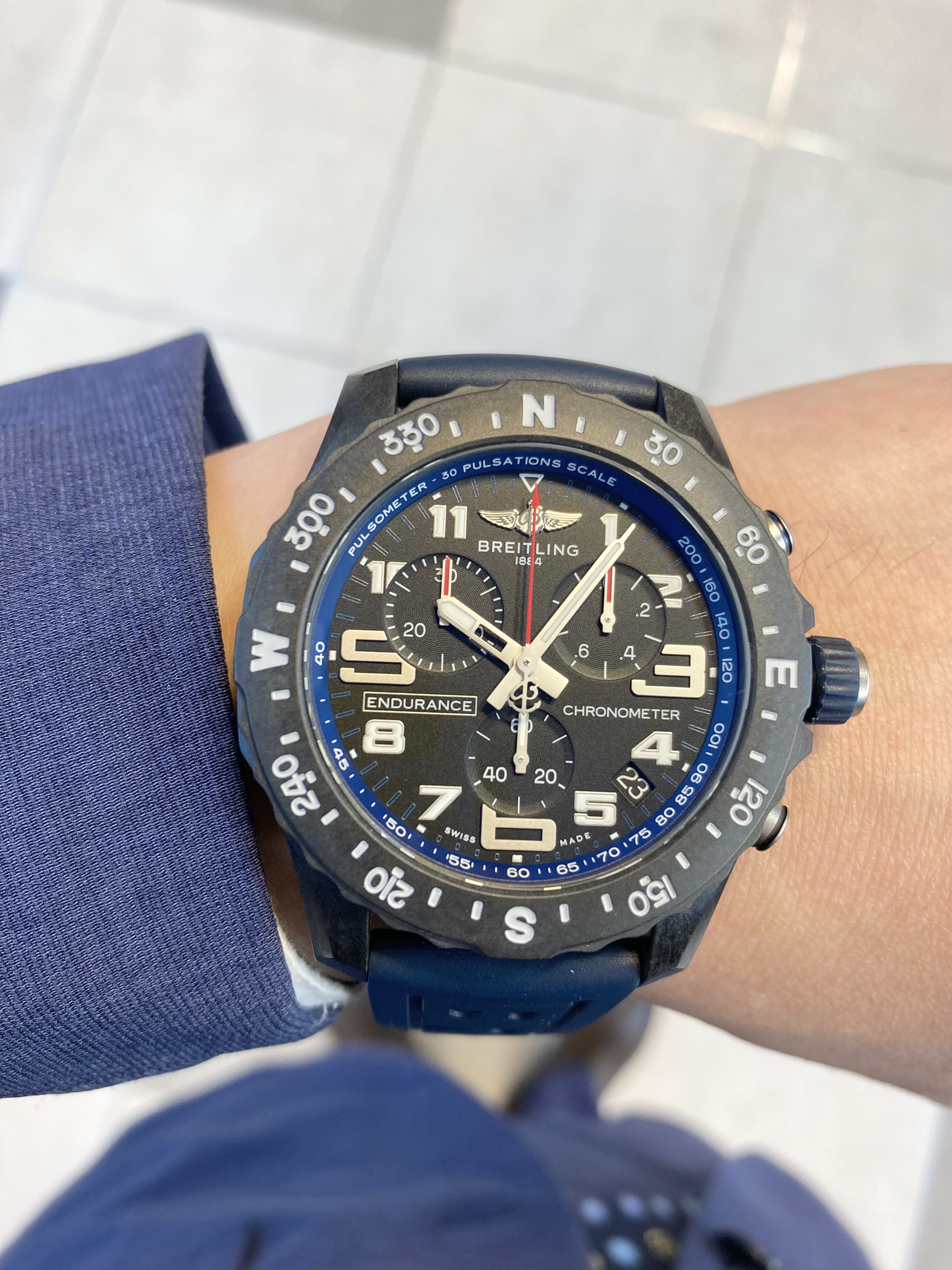 [BREITLING (ブライトリング)正規取り扱い商品]<br />
<br />
エンデュランス プロ<br />
<br />
Ref.X82310D51B1S1<br />
<br />
¥386,100 (税込)<br />
<br />
アスリート向けの軽量ウォッチ、<br />
<br />
そしてカジュアルでデイリーな<br />
<br />
スポーツ用クロノグラフとしてデザインされたエンデュランス プロ。<br />
<br />
高精度で革新的なテクノロジーが、<br />
<br />
色鮮やかなデザインと完璧に融合されています。<br />
<br />
究極のアスレジャー・ウォッチと言えるでしょう。<br />
<br />
プロフェッショナル的な考え方と<br />
<br />
スポーティーなライフスタイルを併せ持ち、<br />
<br />
アクティブな生活を送る男女に向けてデザインされたエンデュランス プロは、<br />
<br />
過酷なワークアウトに対応可能でありながら<br />
<br />
デイリー使いもファッショナブル。<br />
<br />
エンデュランス プロの特徴は、<br />
<br />
超軽量のブライトライト®製ケース。<br />
<br />
チタンの3.3倍、ステンレススチールの5.8倍も軽い頑丈な素材です。<br />
<br />
非磁性、熱安定性、低刺激性のブライトライト®は、<br />
<br />
傷、摩擦、腐食に対しても高い耐性があります。<br />
<br />
メタルよりも温かい触感と軽いテクスチャード効果が、<br />
<br />
デザインの独創性を際立たせています。<br />
<br />
ブライトリング専用で100%スイス製です。<br />
<br />
エンデュランス プロを駆動するのは<br />
<br />
ブライトリングのキャリバー82、<br />
<br />
卓越した精度を誇るCOSC公認スーパークォーツ™クロノグラフです。<br />
<br />
裏ブタもしっかりとこだわってデザインされており、<br />
<br />
ブライトライト®の質感を味わうことが出来ます。<br />
<br />
ぜひ店頭でご覧ください！