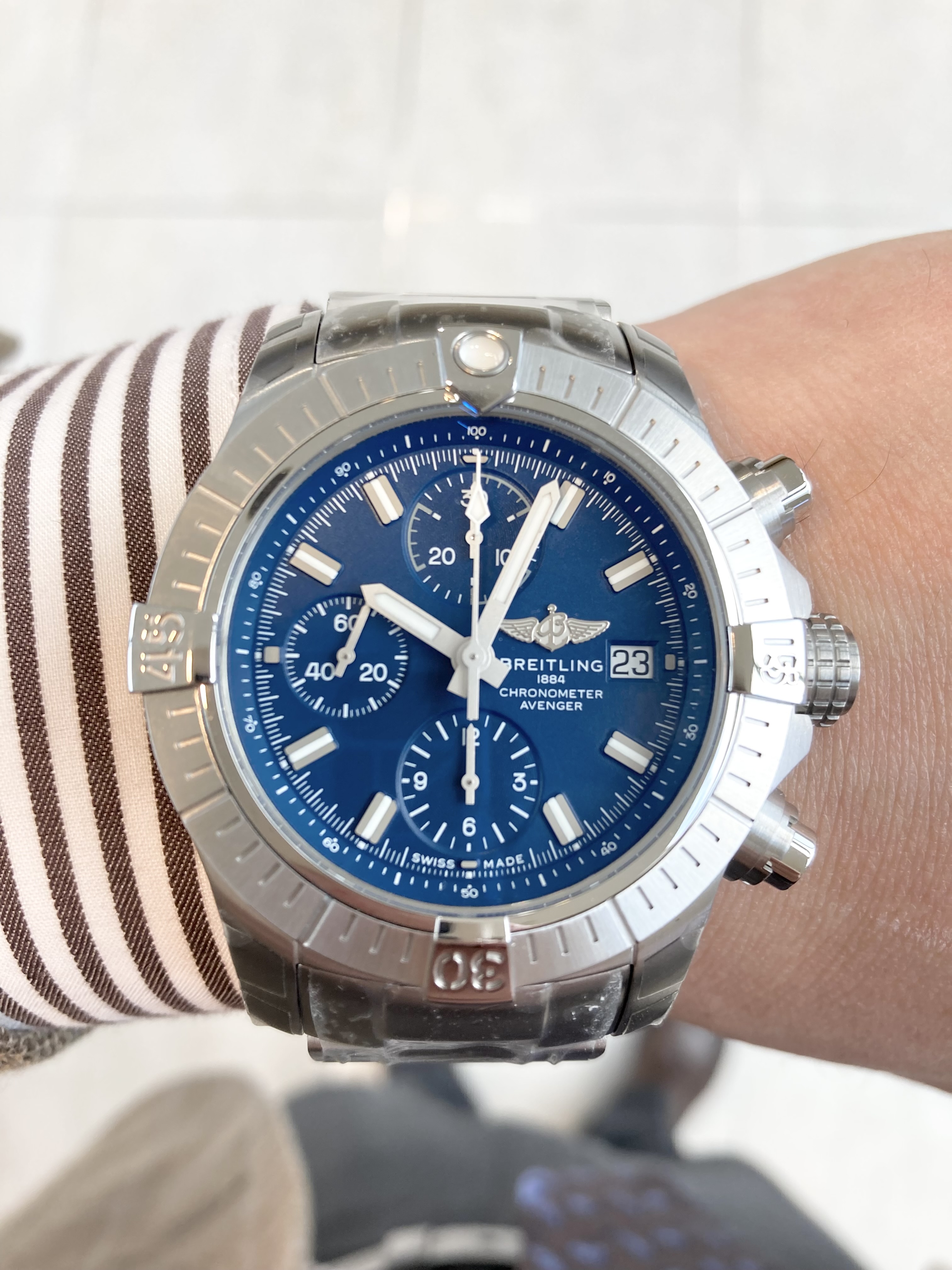 [BREITLING (ブライトリング)正規取り扱い商品]<br />
<br />
アベンジャークロノグラフ 43<br />
<br />
Ref.A13385101C1A1<br />
<br />
¥682,000 (税込)<br />
<br />
ブライトリングらしい<br />
<br />
男らしくて武骨なデザインが人気の<br />
<br />
ブライトリングアベンジャークロノグラフ 43。<br />
<br />
そのブルー文字盤が本日のおすすめです！<br />
<br />
ブルー文字盤が気になるけど、<br />
<br />
派手かな？<br />
<br />
飽きるかな？<br />
<br />
と心配されている方にはぴったりなモデルです。<br />
<br />
ミリタリーウォッチのアベンジャーらしく、<br />
<br />
文字盤は反射をおさえた<br />
<br />
マットな質感になっており、<br />
<br />
ブルーもかなり深いカラーリングで、<br />
<br />
一見ブラック文字盤かな？<br />
<br />
と思うような落ち着きのあるカラーリングです。<br />
<br />
しかしながら、<br />
<br />
アベンジャーらしい迫力のあるケースデザインは、<br />
<br />
しっかりと存在感を放っています。<br />
<br />
ぜひ店頭でご覧ください！