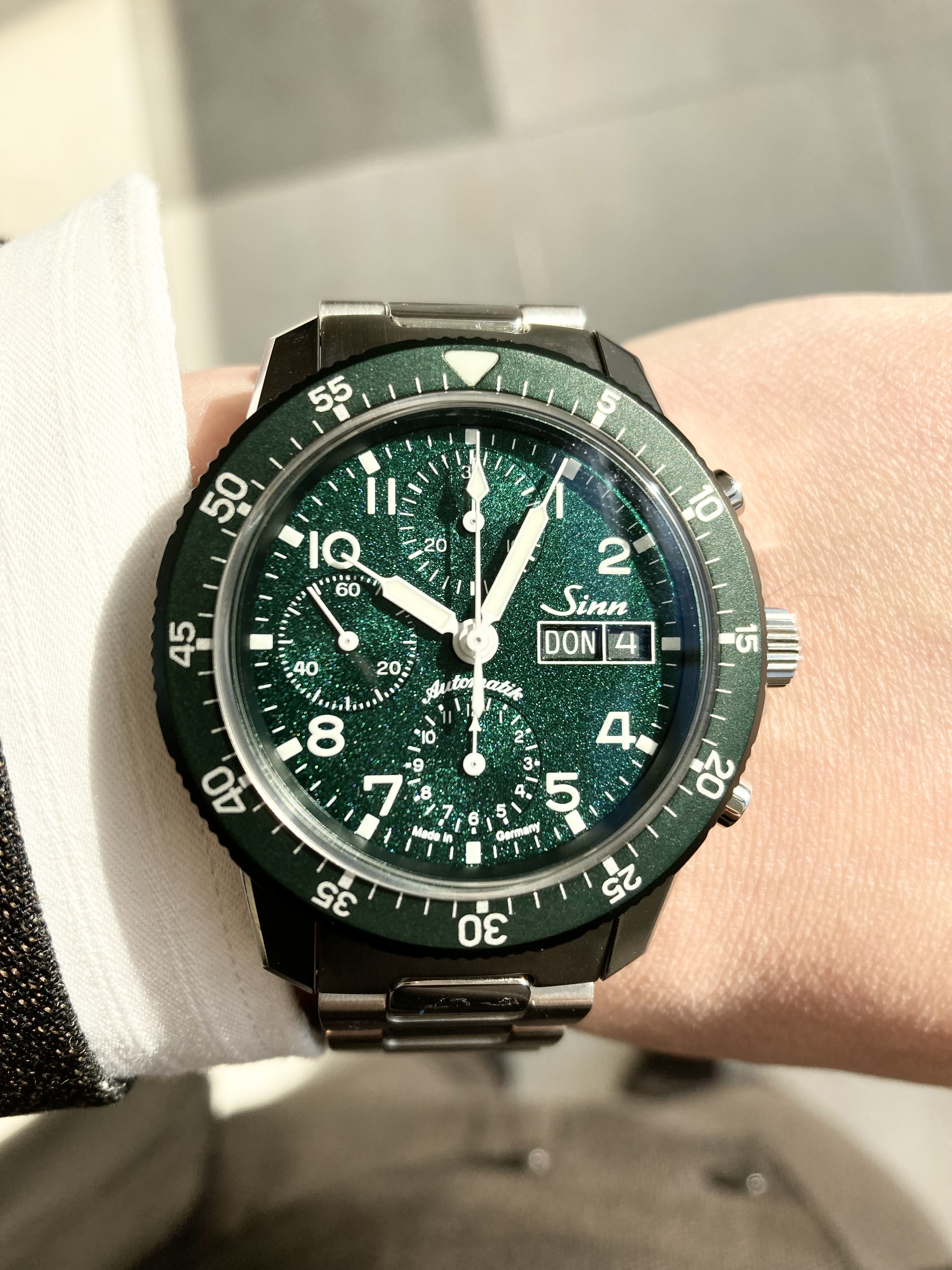 [Sinn (ジン)正規取り扱い商品]<br />
<br />
103.SA.G ブレスレット<br />
<br />
【世界限定500本】<br />
<br />
Ref.103.SA.G.M<br />
<br />
¥561,000 (税込)<br />
<br />
103.SA.Gは、輝くメタリックグリーンのダイヤルに、<br />
<br />
アルマイト加工を施したアルミニウム製のグリーンの両回転パイロットベゼル、<br />
<br />
そしてダイヤルに合わせたグリーンのデイデイトディスクが、<br />
<br />
コレクション中でもひときわ異彩を放つパイロット クロノグラフです。<br />
<br />
もう一つの特徴は、高品質のサファイアクリスタルです。<br />
<br />
従来のアクリル風防と同様のフォルムを持つ<br />
<br />
ドーム状の曲面サファイアクリスタルを採用しました。<br />
<br />
サファイアクリスタルは、特別に作られた研削工具を使用して、<br />
<br />
厚さ5mmのソリッドガラスから<br />
<br />
5種類の異なる曲率半径で切り出され慎重に研磨されます。<br />
<br />
この複雑な工程を経ることで、<br />
<br />
サファイアクリスタルガラスの耐久性を高め、<br />
<br />
時計の機能的な特徴を損なうことなく、クラシックな外観を維持しています。<br />
<br />
このモデルは世界500本の限定で、<br />
<br />
サファイアクリスタル製の裏面のケースリングには、<br />
<br />
”Eine von 500（500本のうちの1本）”というドイツ語が刻印されています。<br />
<br />
ぜひ店頭でご覧ください！