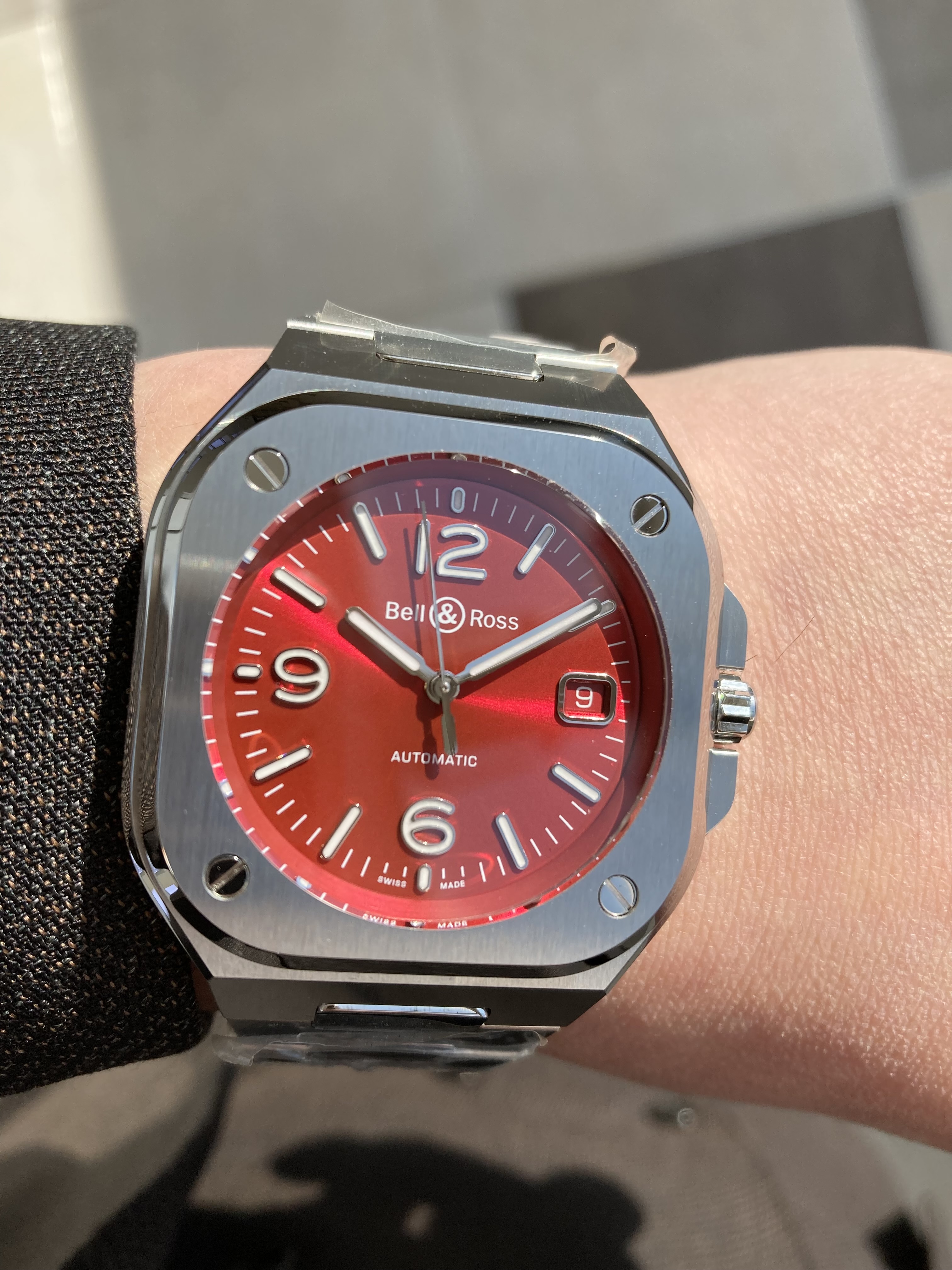 BELL & ROSS<br />
品番 BR05A-R-ST/SST<br />
【日本限定99本】BR 05 RED STEEL<br />
￥627,000（税込）<br />
<br />
<br />
全国的にも完売になっているお店がほとんどとお聞きしている<br />
ベル＆ロスの【日本限定99本】BR 05 RED STEEL。<br />
<br />
当店でも、<br />
ご用意出来る数は残りわずか、<br />
完売間近となっております。<br />
<br />
レギュラーモデルにはない、<br />
艶のある鮮やかなレッドが大変美しいモデルです！<br />
<br />
手に入れたかった。。。。。<br />
という後悔のないように、<br />
ぜひこのタイミングでご決断ください！！