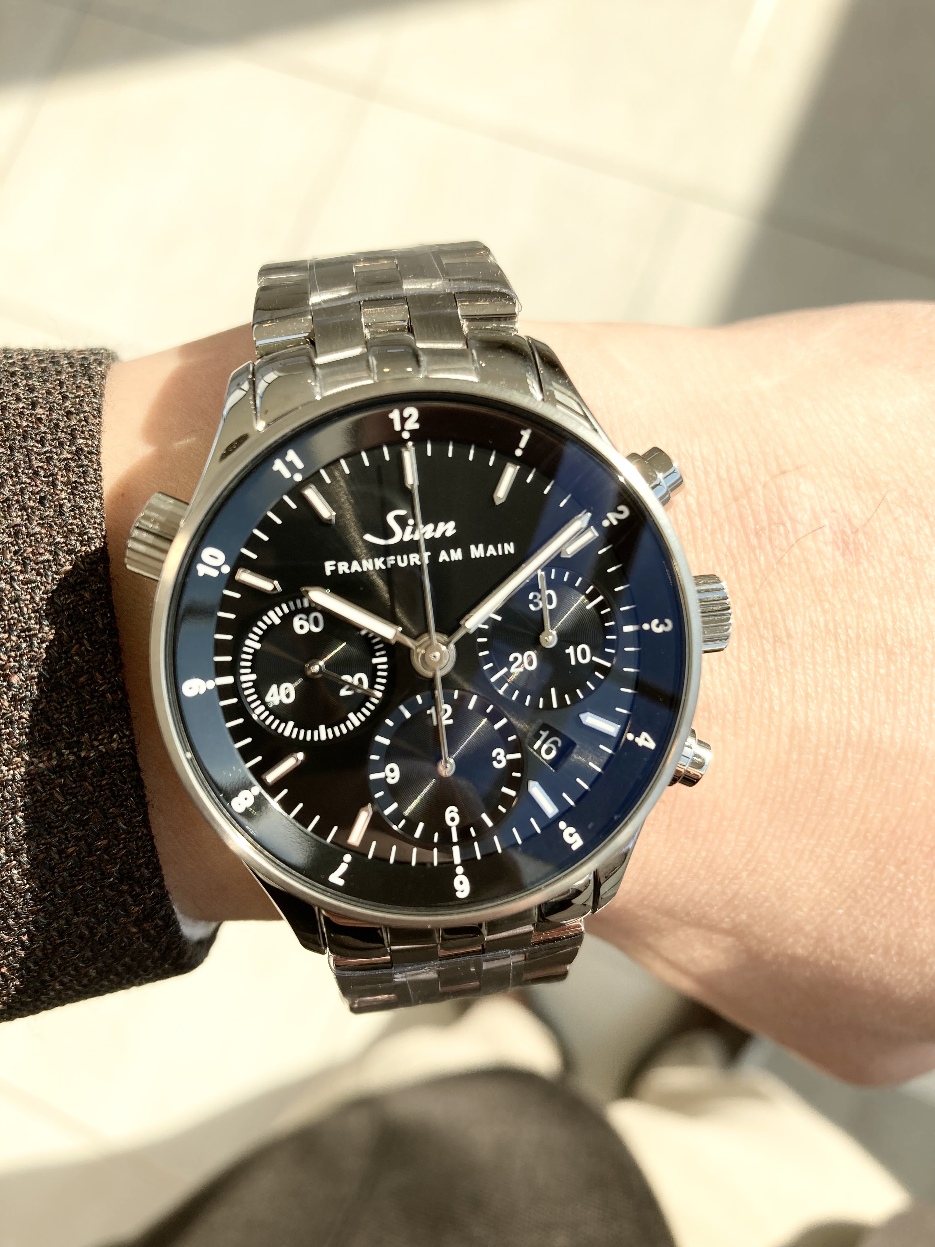 <br />
SINN<br />
6000<br />
￥682,000（税込）<br />
<br />
<br />
<br />
<br />
モデル6000は、<br />
フランクフルト経済振興協会の要請を受けて開発されたファイナンシャル・クロノグラフです。<br />
<br />
最大の特徴は３タイムゾーン表示機構です。<br />
<br />
時間表示の針以外にセンターに単独で操作可能な第２タイムゾーン表示針（UTC）を備え、<br />
<br />
ダイヤル外周の12時間表示の回転リングで第３タイムゾーンを設定することが可能です。<br />
<br />
これらの機能により瞬時に異なる３ヵ所の時間を知ることができます。<br />
<br />
ムーブメントのローターにはフランクフルトの摩天楼の模様が手彫りでエングレービングされています。<br />
<br />
ドイツのコール元首相、連邦銀行総裁、フランクフルト証券取引所社長など、<br />
金融、証券、政界のトップに立つ方々に贈呈され愛用され続けています。<br />
<br />
一見ジンらしくないような時計ですが、<br />
プロフェッショナルのための時計製造を続けるジンらしい<br />
金融界のプロフェッショナルのための時計です。<br />
<br />
ぜひご検討ください！<br />
