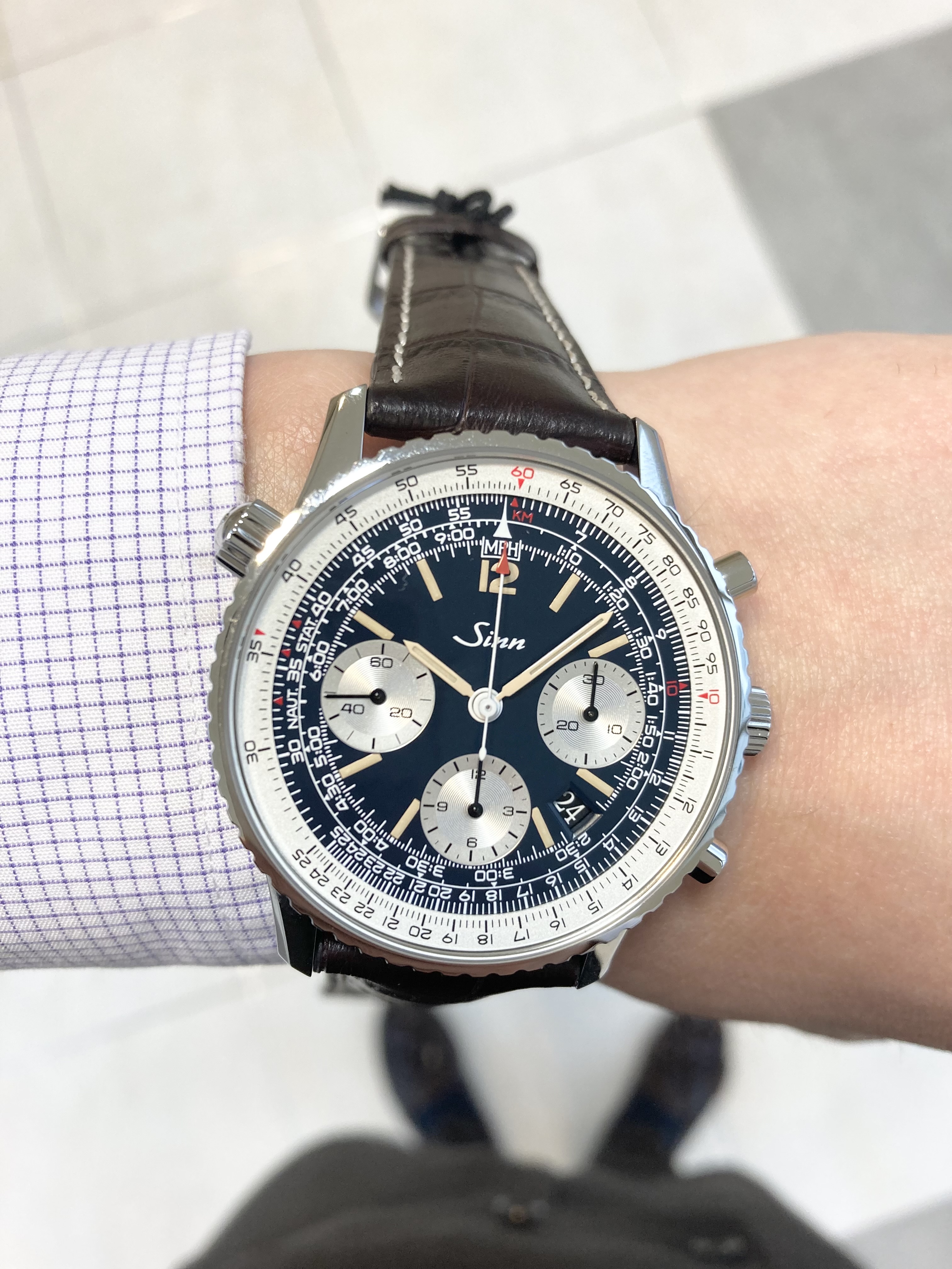 <br />
SINN<br />
903.ST.AUTO.B.E<br />
￥572,000（税込）<br />
<br />
発売以来、そのベースデザインを変更せず、<br />
ジンのクロノグラフの中でも特別なモデルとして人気を博してきた903.ST.AUTO。<br />
<br />
多種多様な機能に加えて、<br />
この903.ST.AUTO.B.Eは夜光処理を施した<br />
アイボリーカラーの時・分針とインデックスを備えた<br />
機能性の高いダークブルーのダイヤルが特徴です。<br />
<br />
ディテールを見れば、機能が使いやすく明快に配置されていることがわかります。<br />
<br />
そして電子計算機がポピュラーになる以前の計算尺と<br />
同様のシンプルな方法で計算を可能にしたもので、<br />
クラシックなアナログ計算尺を使って楽しむ人にとっては最適なクロノグラフといえます。<br />
<br />
一般的な掛け算、割り算はもちろん、<br />
ナビゲーターに必要な燃料消費量、速度、距離、時間などの便利な計算が可能です。<br />
<br />
サファイアガラスによるシースルーバックで、<br />
コラムホイールを搭載したラ・ジュー・ペレのムーブメントの動きを楽しむことができます。<br />
<br />
似たデザインを知っている。。。。<br />
という方はさすがです。<br />
<br />
そのブランドから設計図を買い取り製作された<br />
しっかりとした経緯で作られたモデルです。<br />
<br />
多くのパイロットウォッチを製造しているからこそ<br />
のバリエーションです。<br />
<br />
ぜひご検討ください。