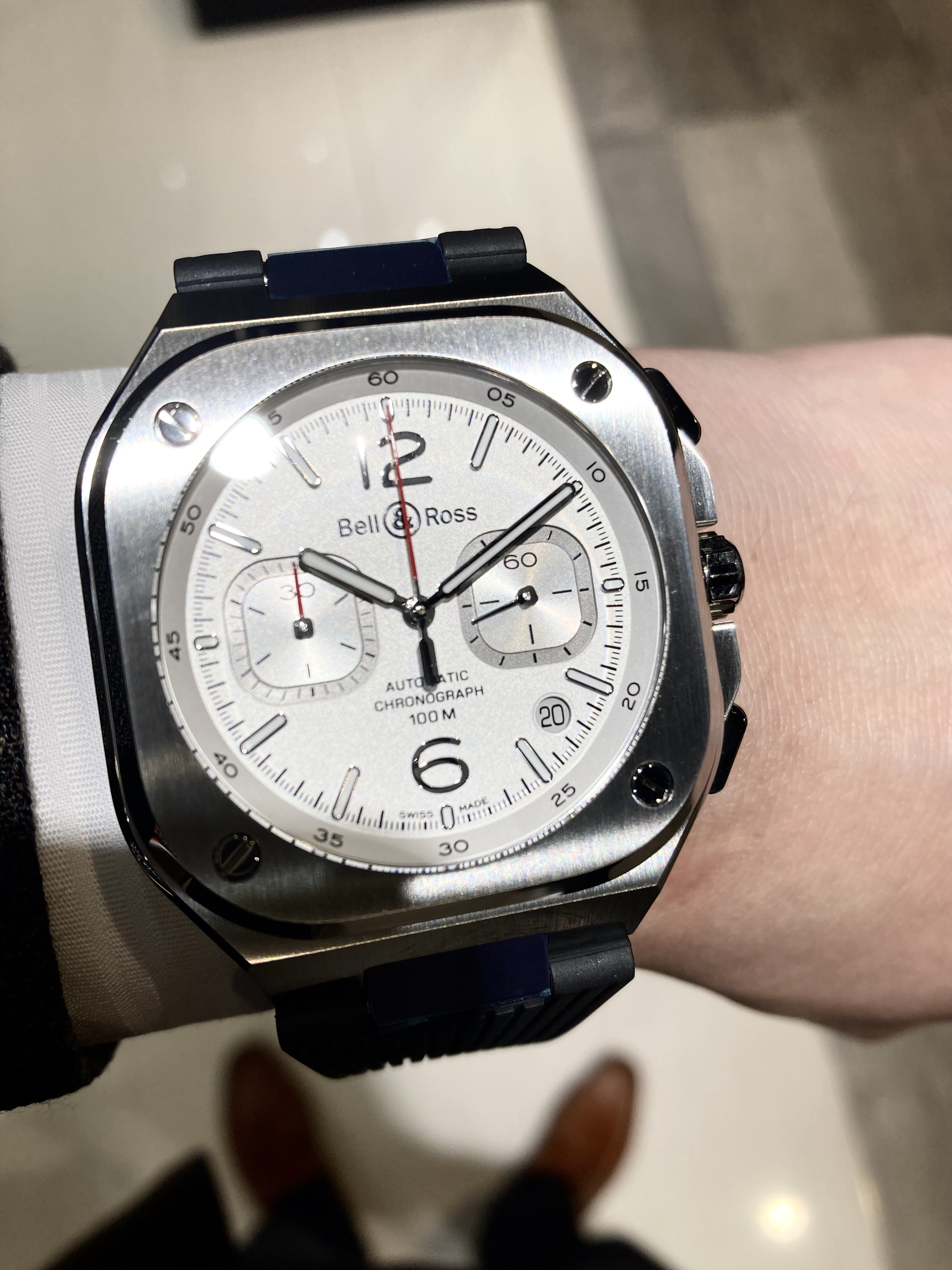 <br />
BELL & ROSS<br />
品番 BR05C-SI-ST/SRB<br />
【世界限定250本】BR 05 CHRONO WHITE HAWK<br />
￥737,000（税込）<br />
<br />
Bell & Ross の名声の礎となった、<br />
視認性、機能性、信頼性、高精度というブランドの基本理念に忠実に、<br />
毅然と都会的な環境に完璧にフィットするスタイルと技術的な複雑さに裏打ちされた、<br />
<br />
新しいクロノグラフBR 05 CHRONOGRAPH WHITE HAWK で、<br />
BR 05 コレクションをさらに充実させました。<br />
<br />
“White Hawk（ホワイトホーク）”は、フランス語で”le Faucon Blanc”（白い鷹）。<br />
プライベートジェットのカラーリングから着想を得たWHITE HAWK という刺激的な名前をもつ、<br />
この新しいタイムピースは、航空業界のオマージュです。<br />
<br />
この限定250本の強靭な宝石は、メカニカルな職人技の愛好家や都会の探索者、パイロット、そしてコレクターを魅了するでしょう。