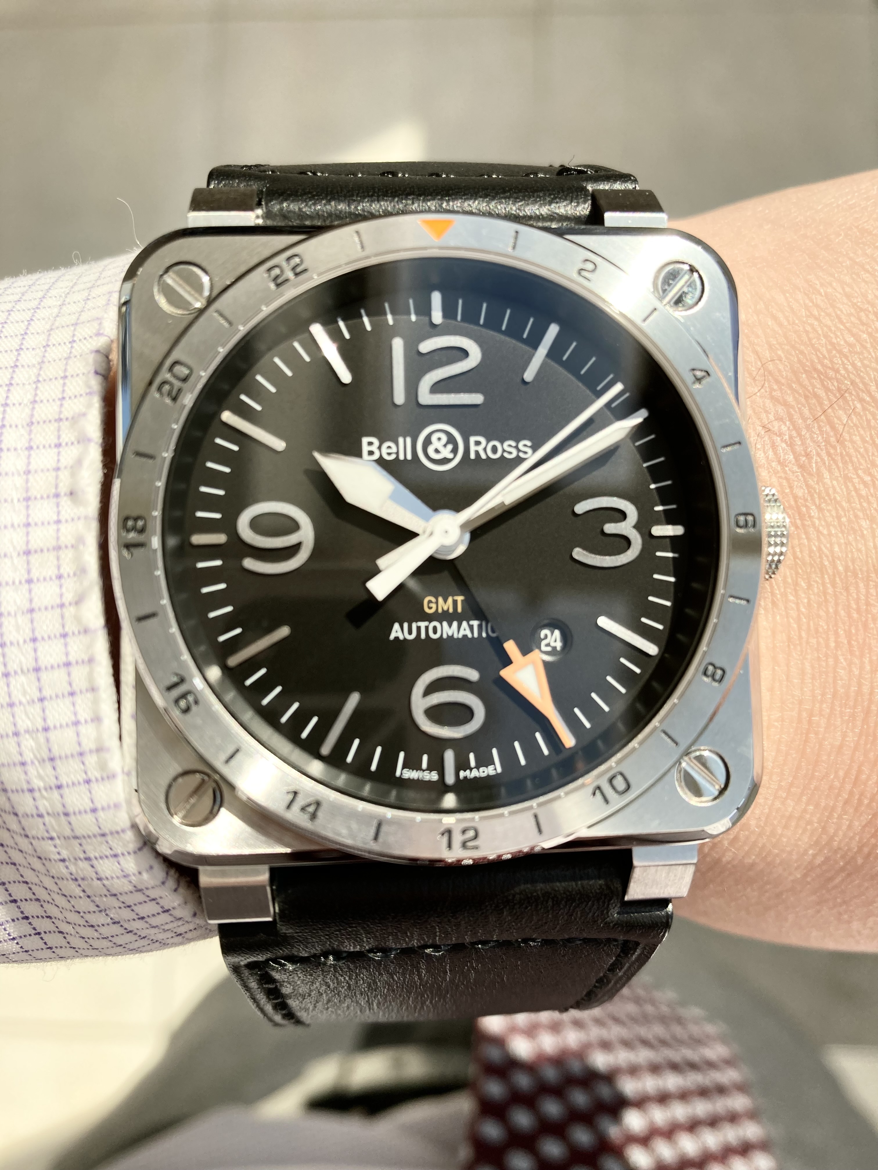 BELL & ROSS<br />
BR03-93 GMT<br />
品番 BR0393GMTSTSCA<br />
￥511,500（税込<br />
<br />
<br />
生産終了で、<br />
大変珍しいシンプルなBR03のＧＭＴモデルです。<br />
<br />
BR03の雰囲気をしっかり守りながら、<br />
さりげなく刻まれたベゼルの24時間表記。<br />
<br />
差し色のオレンジがかっこいいモデルです。<br />
<br />
ベル＆ロスらしいBR03に少し個性が欲しいという方におすすめのモデルです！<br />
<br />
ぜひご検討ください！