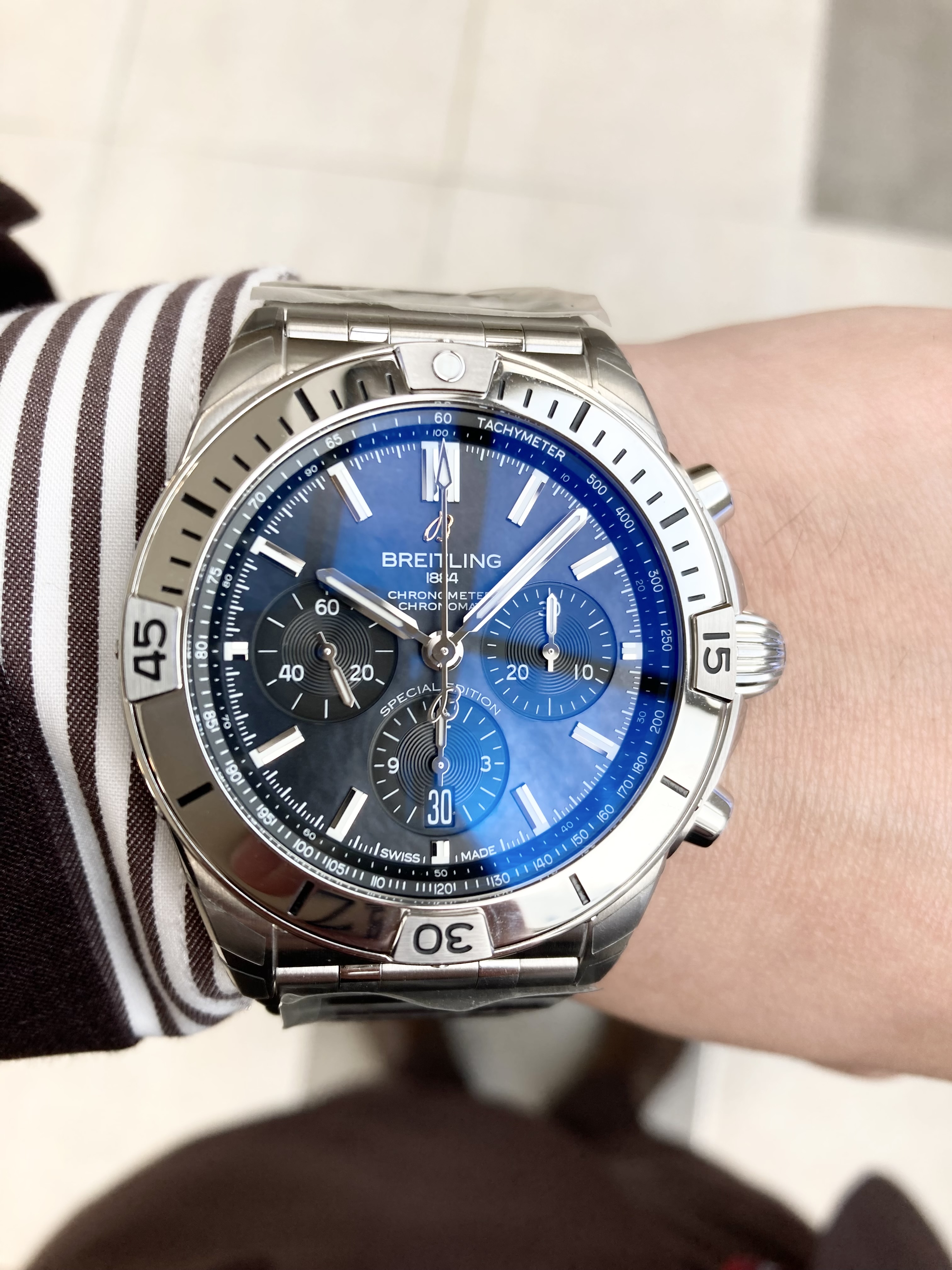 BREITLING<br />
【日本限定】クロノマット B01 42 ジャパン エディション<br />
品番 AB0134101B3A1<br />
￥1,166,000（税込）<br />
<br />
ブライトリングの代表モデルクロノマット<br />
の中でも稀少な日本限定モデルです。<br />
<br />
発表されてすぐに、<br />
国の限定が発表されるという事は、<br />
ブライトリングでは、<br />
大変稀で、<br />
日本でのクロノマットの人気がうかがえます。<br />
<br />
大変美しいマザーオブパール文字盤に加え、<br />
裏ブタは、<br />
シースルーバックになっており、<br />
ブライトリング自慢の<br />
美しい自社キャリバーを眺めることも出来るようになっています。<br />
<br />
裏も表も美しいブライトリングクロノマット。<br />
<br />
ぜひご検討ください！