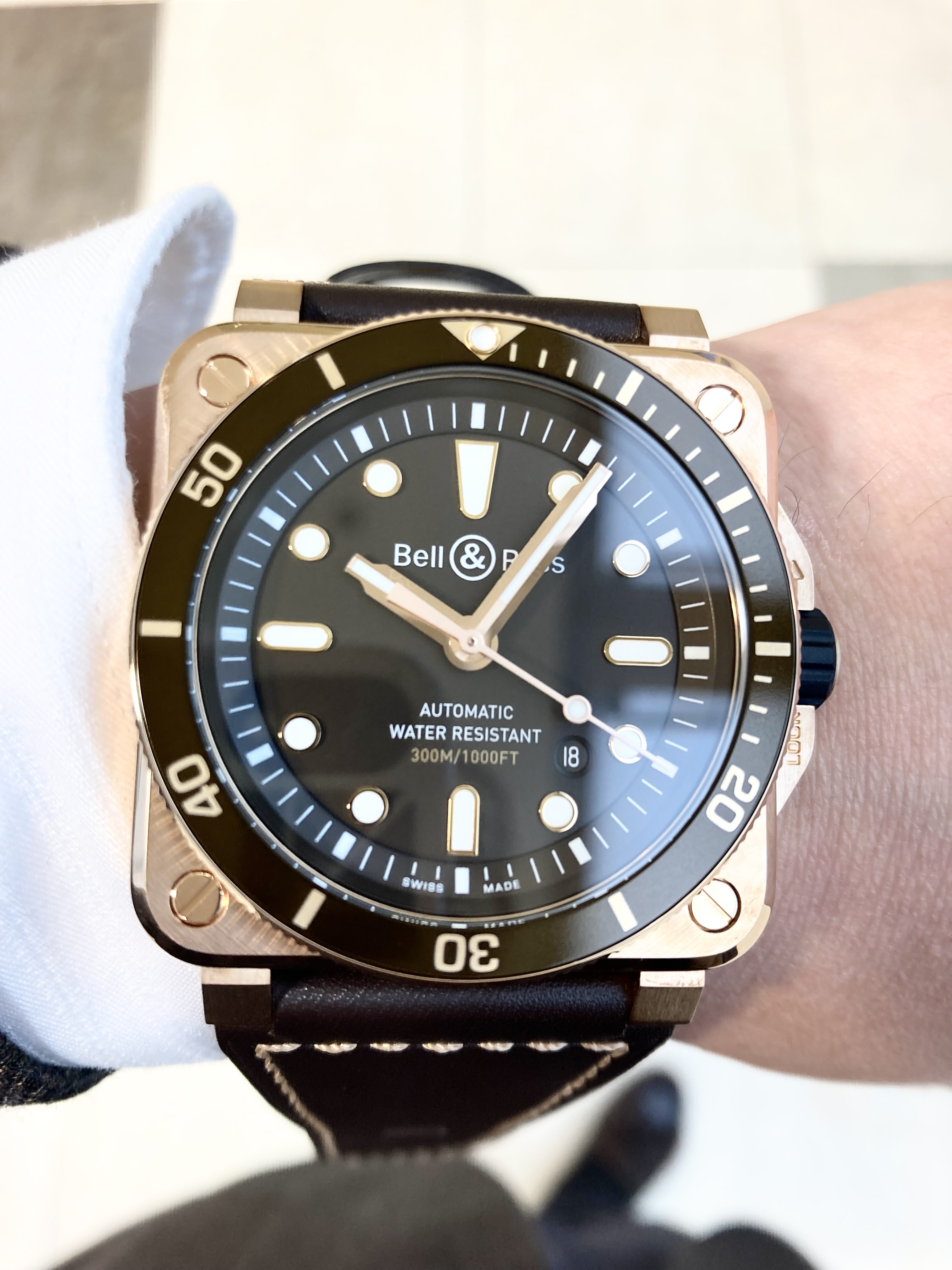 BELL & ROSS<br />
【世界限定999本】BR 03-92 DIVER BROWN BRONZE<br />
品番 BR0392-D-BR-BR/SCA<br />
￥572,000（税込）<br />
<br />
<br />
2022年の新作、<br />
ベル＆ロス<br />
【世界限定999本】<br />
BR 03-92 DIVER BROWN BRONZE<br />
品番 BR0392-D-BR-BR/SCA<br />
早速入荷しました！<br />
<br />
毎年人気でほとんどの限定モデルが<br />
完売している<br />
BR03ダイバーのブロンズモデルですが、<br />
今年は、ブラウン文字盤です。<br />
<br />
限定モデルですが、<br />
落ち着いたカラーリングですので、<br />
使いやすく、<br />
いつも以上に完売までのスパンが早い様に思います！<br />
<br />
ベゼルは、<br />
ブロンズの変色に相性が良い様に、<br />
ブラウンに深いグリーンが入っているような色味に感じます。<br />
<br />
ぜひご検討ください！