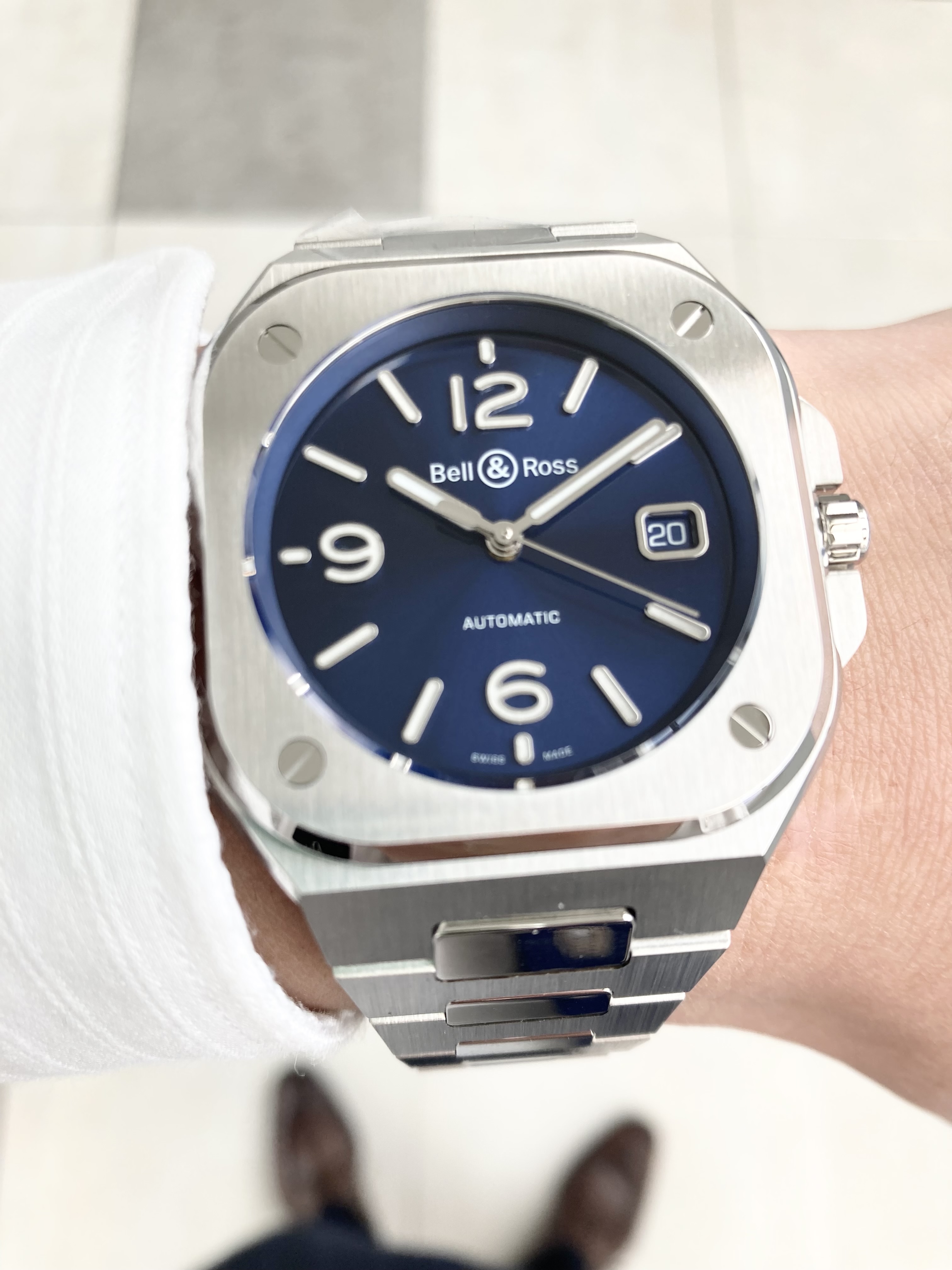 BELL & ROSS<br />
BR05ブルースチール<br />
品番 BR05A-BLU-ST/SST<br />
￥605,000（税込）<br />
<br />
<br />
ベル＆ロスの代表モデルに上り詰めたBR05。<br />
<br />
その中でも一番人気のモデルが、<br />
このブルー文字盤の<br />
BR05ブルースチール<br />
品番 BR05A-BLU-ST/SST<br />
です。<br />
<br />
ブルーという表記にふさわしい<br />
しっかりと青色の文字盤です。<br />
<br />
光の加減でも明るくも<br />
深くも見える美しいカラーリングです。<br />
<br />
ベル&ロスが表現するラグジュアリースポーツモデル。<br />
<br />
デザイン性抜群で、<br />
ベル＆ロスらしい<br />
今後も末永く人気の出るモデルです！<br />
<br />
今後もぜひご検討ください！