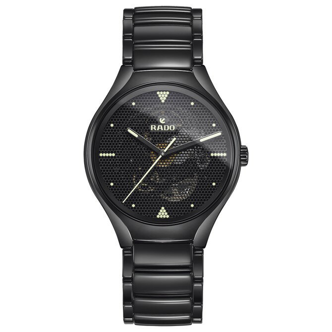 RADO<br />
True Phospho<br />
<br />
ラドー<br />
トゥルー フォスフォ<br />
世界1003本限定<br />
【系列店在庫分】<br />
<br />
<br />
ラドー（トゥルー フォスフォ）はミニマリズムを体現しながら、その一方で、遊び心があり意外性をも含んでいます。ブラックの真鍮製ダイアルには細かい穴が施されており、その下にある自動巻ムーブメントがその穴を通して垣間見えます。これは、伝統的なスケルトンウォッチに対するまったく新しいアプローチです。細かい穴は夜光性インデックスを表現するためにも使われており、細かな穴にスーパールミノバを加工することによりインデックスの図形を生み出しています。<br />
<br />
ケース径	40mm<br />
ケース素材	ハイテクセラミックス<br />
防水性	5気圧<br />
ストラップ	ハイテクセラミックス<br />
ムーブメント	自動巻<br />
仕様	<br />
クリスタル: サファイアクリスタル、反射防止コーティング<br />
<br />
<br />
【ブランドについて】<br />
革新的なマテリアルと斬新なデザインを追求するラドー<br />
ラドーは1957年にスイスのレングナウでブランドが設立されて以来、革新的なマテリアルと斬新なデザインにより、いつまでも美しいままで使うことのできる時計を生み出してきました。そのパイオニア精神と、“想像することができるならば、それを創り出すことができる”というブランドの哲学は、今もなお、受け継がれています。<br />
ラドーの時計に使用されるマテリアルは、最上のものだけ。硬さや靭性だけでなく、耐久性やつけ心地にも最上のものを目指しています。<br />
<br />
税抜価格 ￥225,000<br />
<br />
＜ 80回分割例 ＞<br />
1回目 ￥10,500<br />
2回目以降 ￥3,000×79回<br />
総額￥247,500（税込）<br />
<br />
ショッピングクレジットはオンライン上で審査も可能です。<br />
<br />
無金利フェアについてとお問い合わせ頂くとスムーズです。<br />
<br />
ロングスロウディスタンス 東京<br />
<br />
電話でお問合せ　<br />
03-6447-1311<br />
<br />
MAILでお問合せ　<br />
info@long-slow-distance.com<br />
<br />
LINEでお問合せ　<br />
https://lin.ee/xzNEf3K