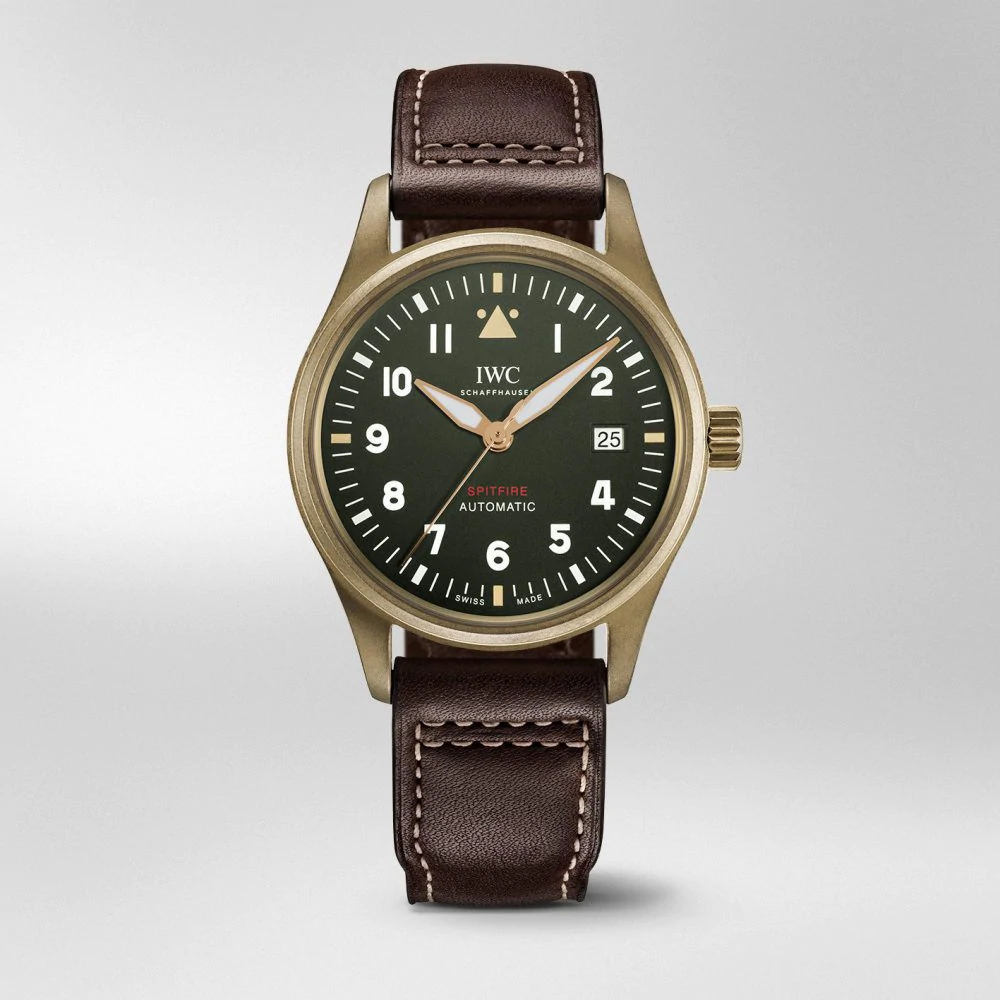 型番：IW326806<br />
ムーヴメント：自動巻きIWC自社製キャリバー<br />
ケース径：39mm<br />
防水：6気圧防水<br />
<br />
価格：869,000円(税込)<br />
<br />
ブロンズ製ケース、オリーブグリーンの文字盤、ブラウンのカーフスキン・ストラップが個性的なパイロットウォッチです。<br />
ご使用の状況に応じてブロンズならではの「パティナ」（緑青）が生じ、その色は時を経るにつれて濃くなっていきます。<br />
<br />
お問い合わせは→http://kobayashi-tokeiten.com/inquiryform/ で大分店にチェックをしてお問い合わせください。