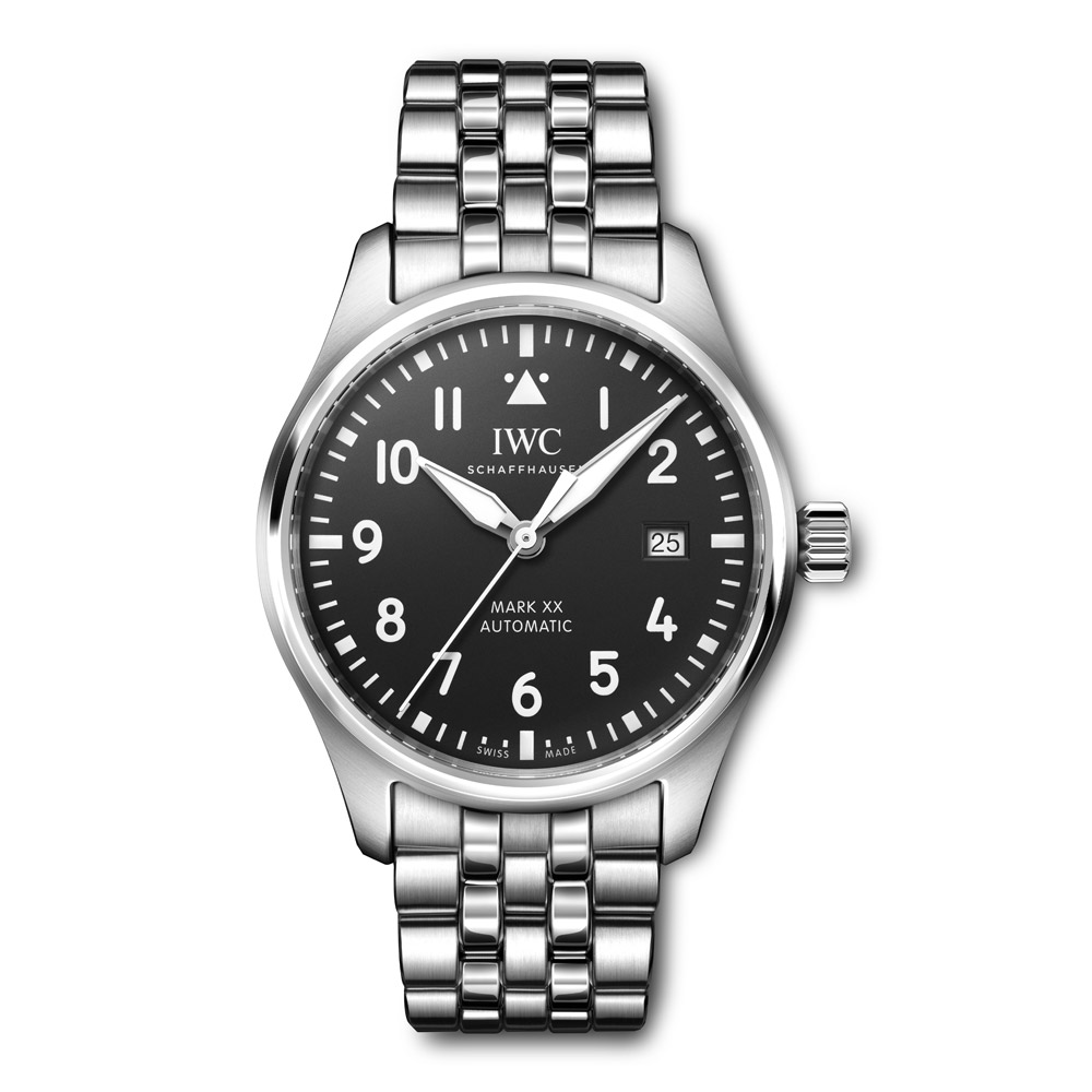 型番：IW328202<br />
ムーヴメント：IWC自社製キャリバー<br />
ケース径：40mm<br />
防水：10気圧防水<br />
<br />
価格：1,001,000円(税込)<br />
<br />
シンプルを極めた「マーク XX」。パイロット・ウォッチのデザインと技術的な機能性の真髄を抽出し、純粋な形で表現したタイムピースで、伝説的な傑作「マーク 11」を継承するモデルです。1948年に英国空軍の航空士とパイロットのためにIWCが開発した「マーク 11」は、高い精度と耐磁性を備え、計器としての役割を果たすものでした。<br />
<br />
「マーク XX」のケースは直径40mmで、堅牢かつ耐食性に優れたステンレススティール製です。ブラックの文字盤にはロジウムメッキの針が配されています。文字盤の上ではホワイトの数字とインデックス、そして12時位置のトライアングル・インデックスが明瞭なコントラストを成し、夜光塗料を施したディテールがどのような明るさの環境の下でも視認性を確保します。内部では自動巻き機構を装備したIWC自社製キャリバー 32111が正確に時を刻み、120時間のパワーリザーブを提供。フロントガラスは特にしっかりと取りつけられているため、急激な気圧変化の際にもケースから外れることがありません。<br />
ストラップには「EasX-CHANGE®」システムを採用し、特別な工具を使わずに簡単にストラップを交換することができます。
