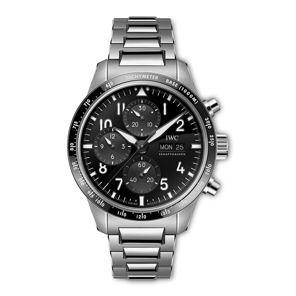 型番:IW388304<br />
ムーヴメント:IWC自社製キャリバー(69385)<br />
ケース径:41mm<br />
防水:10気圧防水<br />
<br />
価格:1,826,000円(税込)<br />
<br />
IWCが妥協することなく性能を追求した「パイロット・ウォッチ・パフォーマンス・クロノグラフ 41」<br />
メルセデス・ベンツの子会社として高性能スポーツカーを手掛けるメルセデスAMGは、2004年からIWCとパートナーシップを組んでいます。<br />
<br />
直径41mmのケース、リューズ、プッシュボタンに使用されているのは、スティールよりも約45%軽量でありながら堅牢性に優れる合金、グレード5のチタンです。<br />
このウォッチの卓越した機能のひとつが、タキメーター・スケールを備えるセラミック製ベゼルが特徴的です。ポリッシュ仕上げが施されたブラックセラミック製ベゼルとマッチするよう、ブラックの文字盤には光沢のある仕上げが施されています◎<br />
<br />
ブラックニッケル製のイン・ダイヤル積算計、針、アップライト・インデックスと数字はスーパールミノヴァ®が塗布され、文字盤に深みを与えると同時に、夜間の優れた視認性を確保します。<br />
<br />
搭載されているムーブメントは、IWC自社製キャリバー69385。着色されたサファイアガラス製の裏蓋から鑑賞することができ、双方向爪巻上げ機構によって主ゼンマイに最大46時間のパワーリザーブを実現します。<br />
<br />
サブダイヤルはIWCらしい垂直のレイアウトで配置され、視認性の高いデザインに仕上げられています。10気圧防水を備え、センターリンクにポリッシュ仕上げが施された一体型のチタン製ブレスレットが合わせられています。