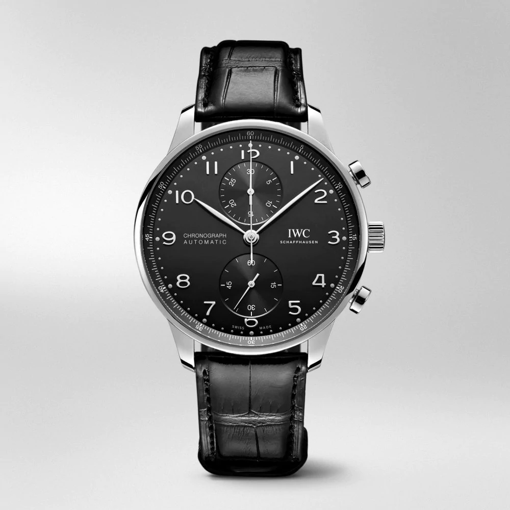 型番：IW371609<br />
ムーヴメント：IWC自社製キャリバー<br />
ケース径：41mm<br />
防水：3気圧防水<br />
<br />
価格：1,237,500円(税込)<br />
<br />
自社製ムーヴメント搭載の新型ポルトギーゼクロノグラフです。<br />
背面がシースルーになっていてムーヴメントの動きを堪能できます。<br />
<br />
お問い合わせは→http://kobayashi-tokeiten.com/inquiryform/ で大分店にチェックをしてお問い合わせください。