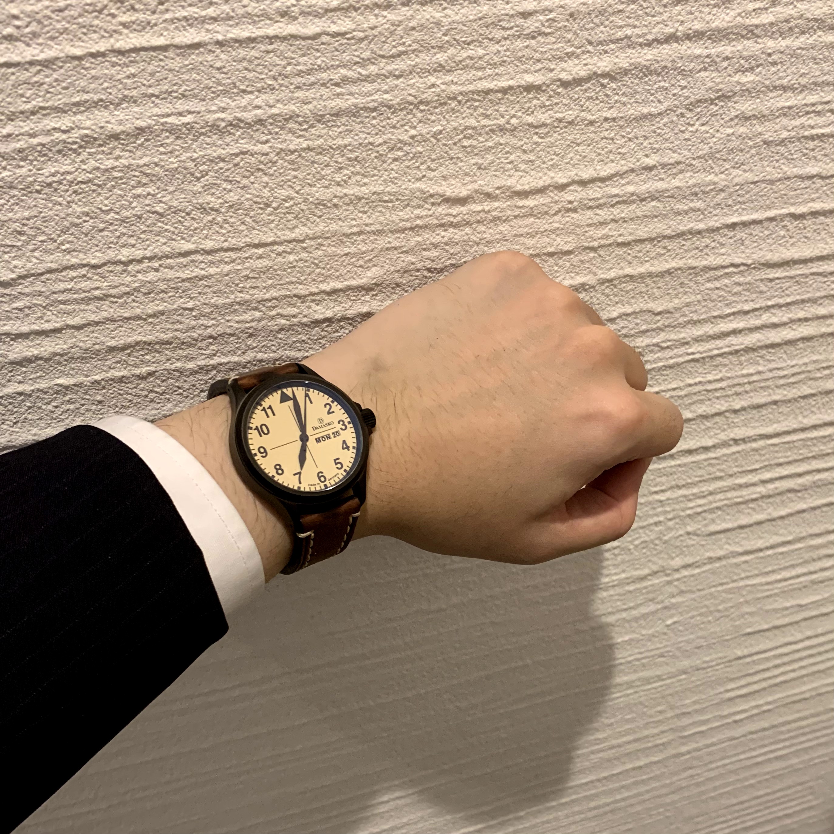 DAMASKO　ダマスコ　VINTAGE DA20DL　ドイツ時計　頑丈　ブラックケース　ベージュ　アイボリー　シンプル　個性的　アラビア　デイデイト　実用的　ブラウン　耐磁　革ベルト　カーフ　WING ウイング　香林坊　片町　金沢　北陸　石川県　石川　高級時計　正規店　正規取扱店