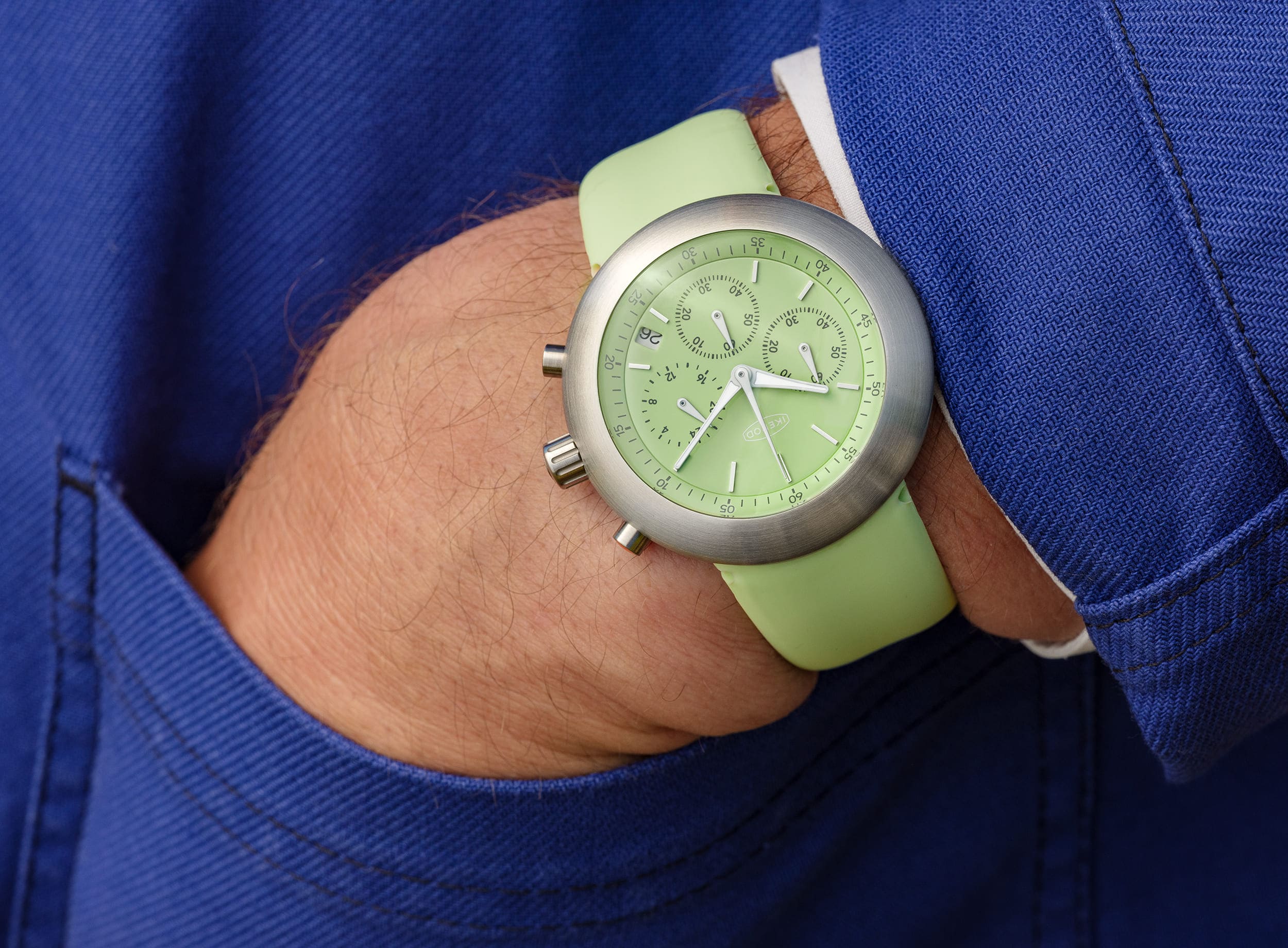 IKEPOD / New Chronopod / IPC011SILP / C011 Pistachio Limited Edition　Ikepod（アイクポッド）復活のクロノグラフ「NEW CHRONOPOD」。2000年代に時計ブームを楽しんだ方に懐かしい、マーク・ニューソンが生み出した流線形UFO型ケースを継承しつつ、エマニュエル・ギョエのデザインダイヤルと日本製クロノグラフムーブメントを搭載。幻の「HEMIPOD」へのオマージュでありながら、ドーム型サファイア風防と快適なシリコンラバーストラップが現代的な装着感を実現。20年前の情熱を呼び覚ます、コレクター必見のリローンチモデル。