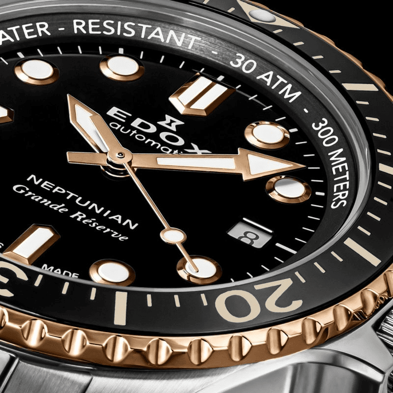 深海ダイビングを想定した実戦級ダイバーズ、EDOX ネプチュニアン グランデリザーブの機械式自動巻き高機能モデル エドックス 80801-3NRM-NIR「ネプチュニアン グランデリザーブ デイト オートマティック」は、ダイビング愛好家やヘビーユーザーを想定して開発されたプロフェッショナルダイバーズウォッチ。自動巻きムーブメント搭載、80時間パワーリザーブ、堅牢なステンレスケース、セラミック製逆回転防止ベゼル、そして信頼性の高い300m防水構造。視認性と耐衝撃性を兼ね備えた設計で、ハイスペックなタフネス時計を求める層に絶大な人気。