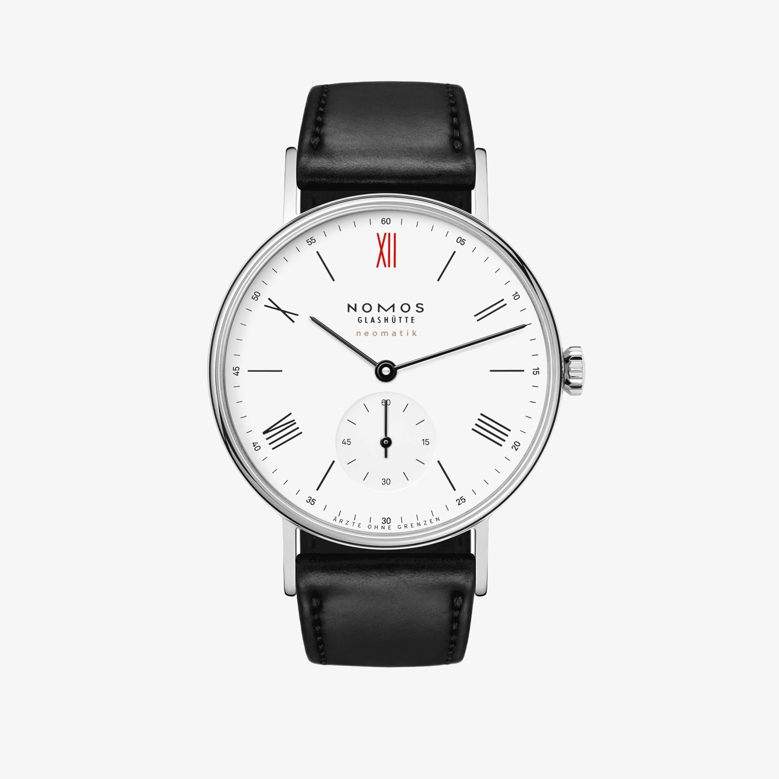 赤い12と“Ärzte ohne Grenzen”の刻印が特徴的なNOMOS Ludwig neomatik 282.S2は、クラシカルなデザインとモダンな自動巻きムーブメントが融合した限定機械式腕時計。厚さ7mmの極薄ケースに収まる洗練されたフォルムは、ドイツ時計の美学と社会的意義を兼ね備えた、世界的に注目されるモデル。