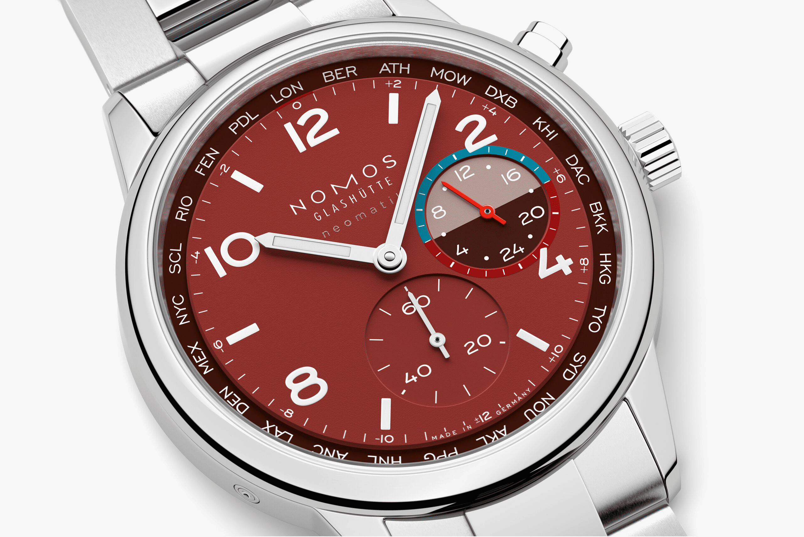 NOMOS GLASHÜTTE  クラブ・スポーツ ネオマティック ワールドタイマー「マグマ」　NM790.S5溶岩は奔流するエネルギーそのものです。この腕時計の燃えるような赤は、地面の下で輝く摂氏1000度のマグマを表現しています。ダイアルのこの情熱的な色に、冷却するかのようなライトブルーが、噴火の上の晴れた空のようなコントラストを生み出しています。自動巻きキャリバーを搭載するこのワールドタイム機能付き腕時計においては、スポーティーさと機能性が均衡しており、一目で24のタイムゾーンを見ることができ、セカンドタイムゾーンの24時間表示も備わっています。マグマは175本限定であり、世界との特別な自分だけの繋がりをもたらします。