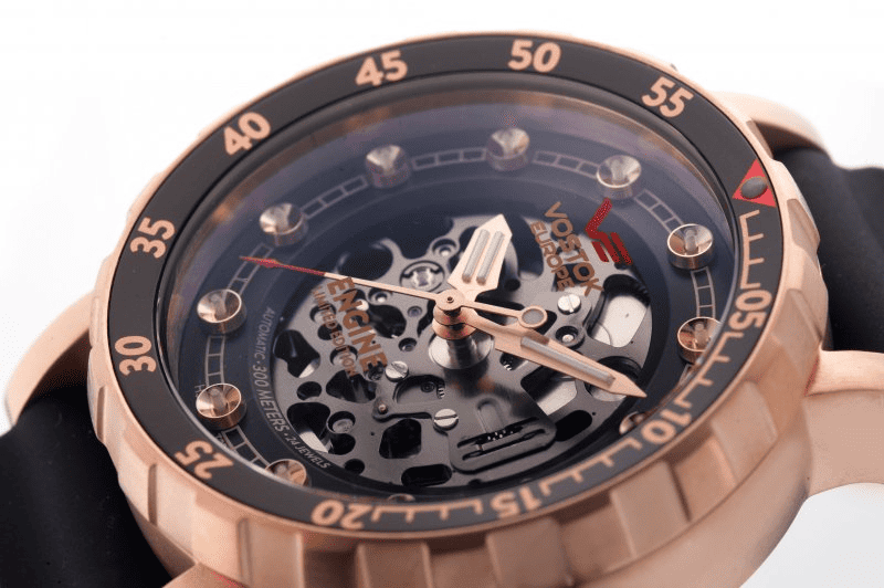 VOSTOK EUROPE NH72-571B648は、反り上がった逆回転防止ベゼルで風防を守る設計や、厚みのあるラグ構造と交換可能なビス固定ベルトに至るまで、メカニカルギークが唸るタフネス美学を貫いたスケルトンオートマチックウォッチで、精緻なムーブメントの動きを両面から堪能可能。