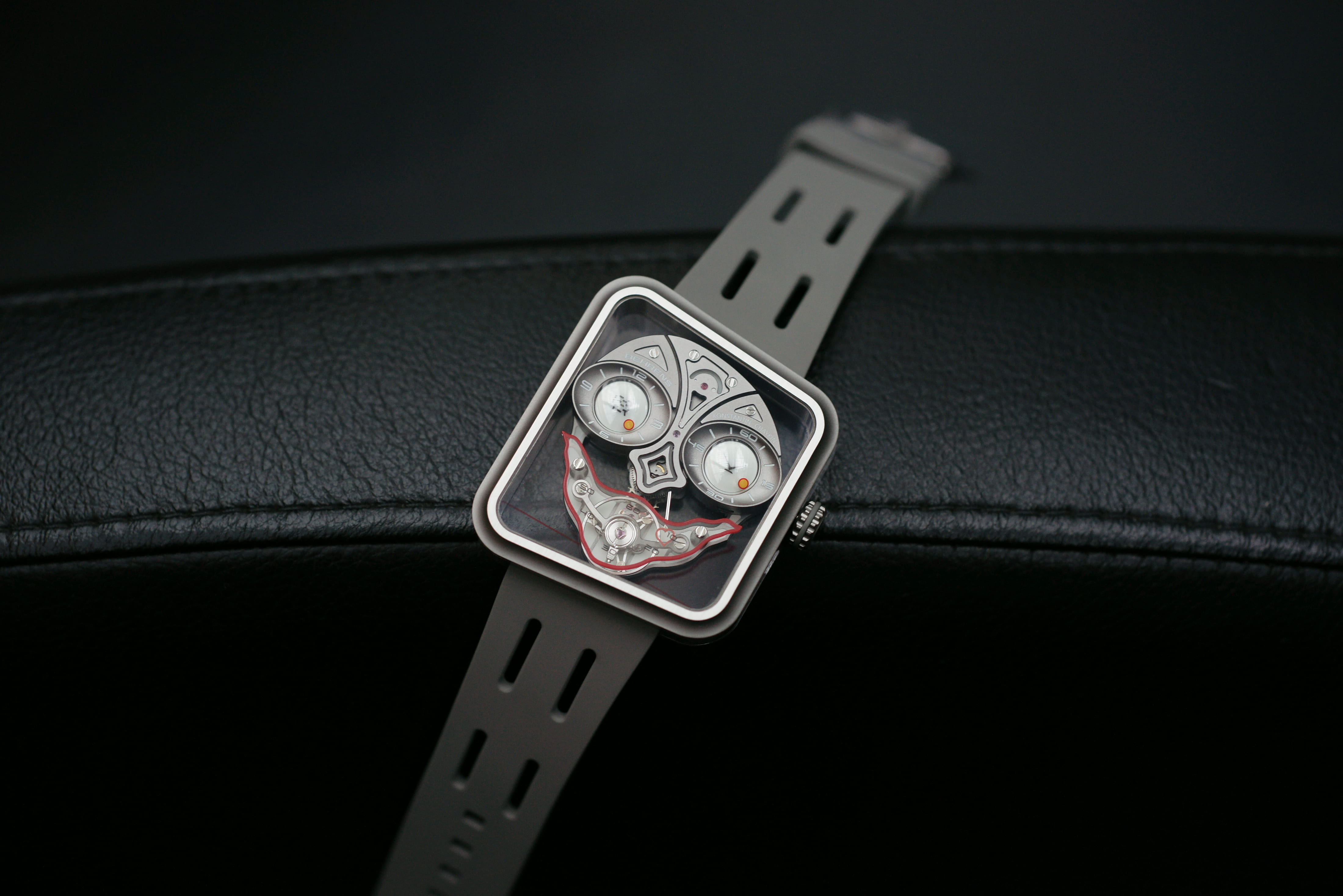 BEHRENS INVENTER × KONSTANTIN CHAIKIN　BHR033 Ace of HeartBEHRENS ベーレンス × KONSTANTIN CHAIKIN コンスタンチン・チャイキン Ace of Heart BHR033 限定コレクション。ウルトラライトのアシンメトリーデザインとジョーカーのユーモアを融合した独立時計師コラボレーション腕時計。自社製BM07手巻きキャリバー搭載、ハート型の秒針表示とユニークなフェイスデザインが特徴の機械式腕時計。