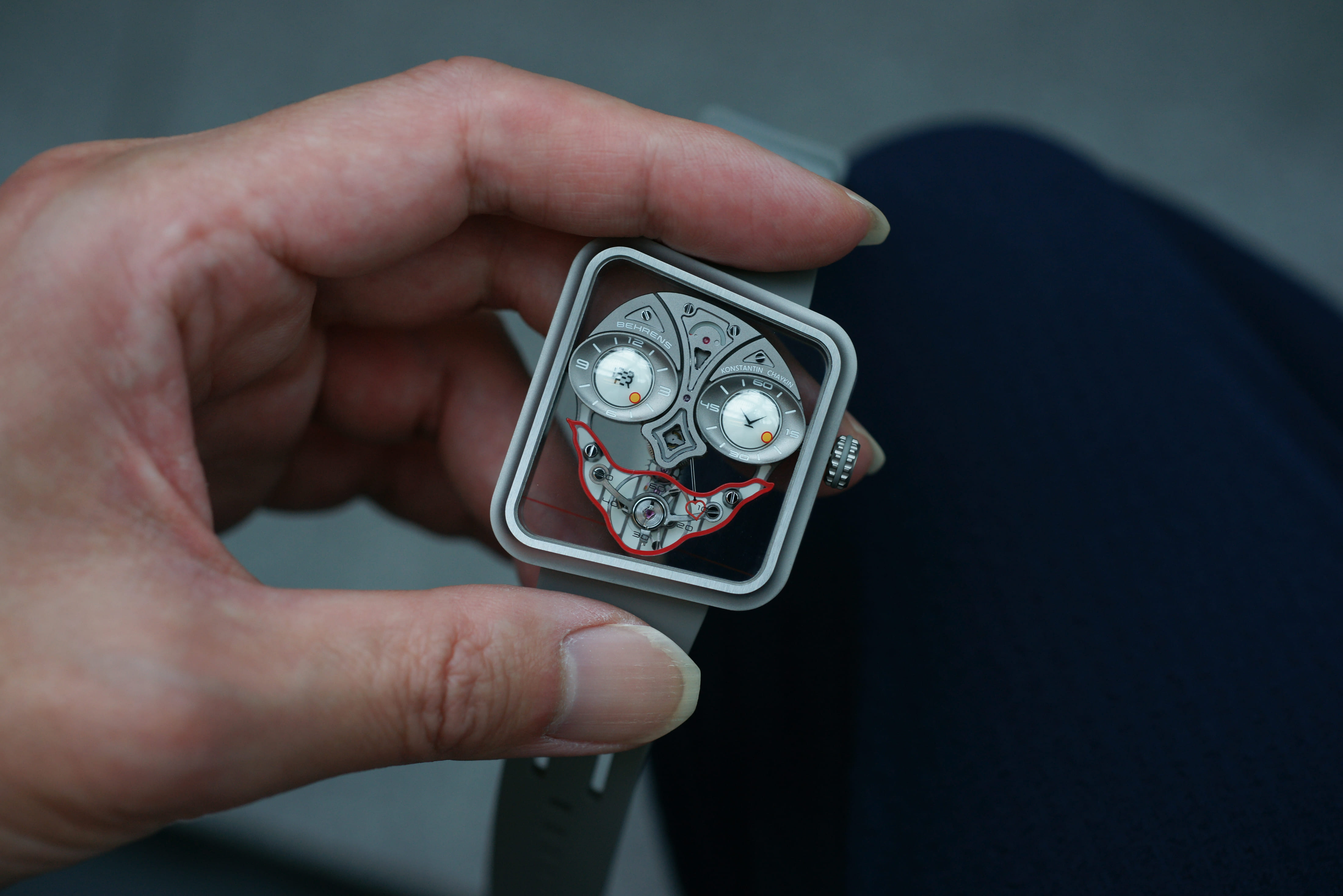 BEHRENS INVENTER × KONSTANTIN CHAIKIN　BHR033 Ace of HeartBEHRENS ベーレンス × KONSTANTIN CHAIKIN コンスタンチン・チャイキン Ace of Heart BHR033 限定コレクション。ウルトラライトのアシンメトリーデザインとジョーカーのユーモアを融合した独立時計師コラボレーション腕時計。自社製BM07手巻きキャリバー搭載、ハート型の秒針表示とユニークなフェイスデザインが特徴の機械式腕時計。