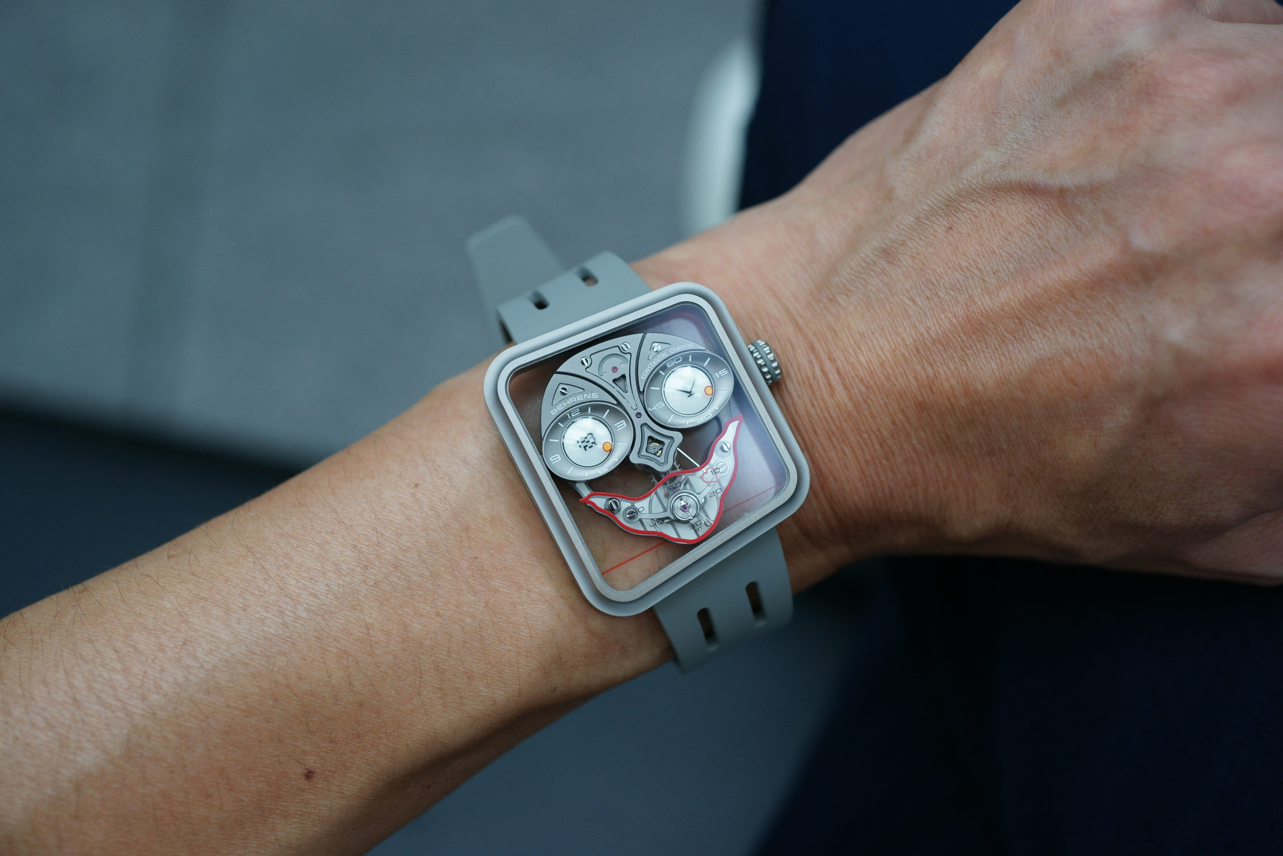 BEHRENS INVENTER × KONSTANTIN CHAIKIN　BHR033 Ace of HeartBEHRENS ベーレンス × KONSTANTIN CHAIKIN コンスタンチン・チャイキン Ace of Heart BHR033 限定コレクション。ウルトラライトのアシンメトリーデザインとジョーカーのユーモアを融合した独立時計師コラボレーション腕時計。自社製BM07手巻きキャリバー搭載、ハート型の秒針表示とユニークなフェイスデザインが特徴の機械式腕時計。