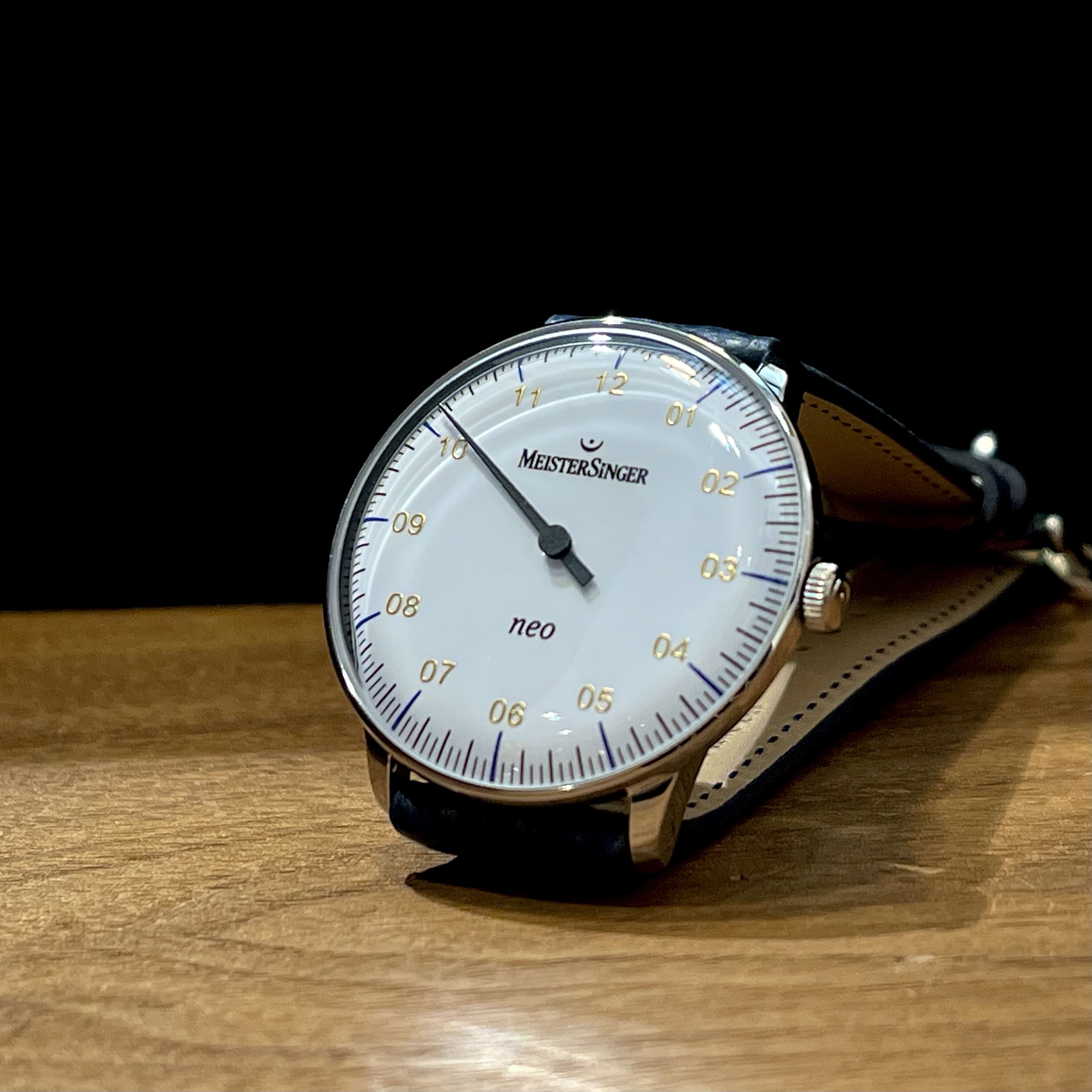 MeisterSinger（マイスタージンガー）のNeoは、直径36mmのスリムなケースを持ち、ベゼルのないドーム型ガラスが特徴のエレガントなミニマリスト時計。1960年代を見据えて独特のデザインは、細身の手首にもフィットし、自信に満ちたスタイルを演出します。