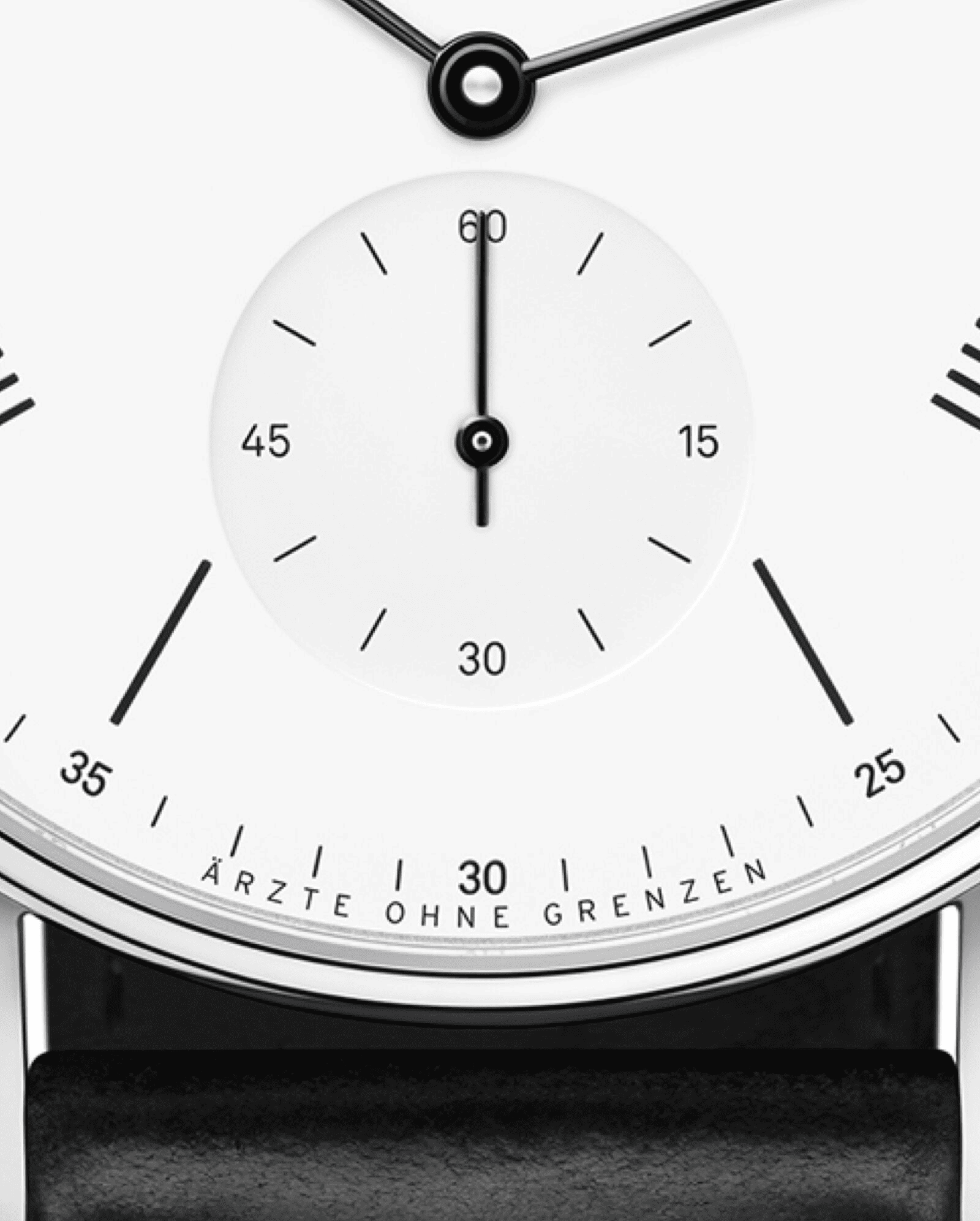 ノモスの代表的なLudwigモデルにneomatikムーブメントを搭載した「für Ärzte ohne Grenzen」限定版は、精緻なドイツ時計製造技術と社会的使命を同時に体現する希少なタイムピース。ホーウィン社製のシェルコードバンストラップと、シースルーバックの美しい仕上げがコレクター心をくすぐる一本。