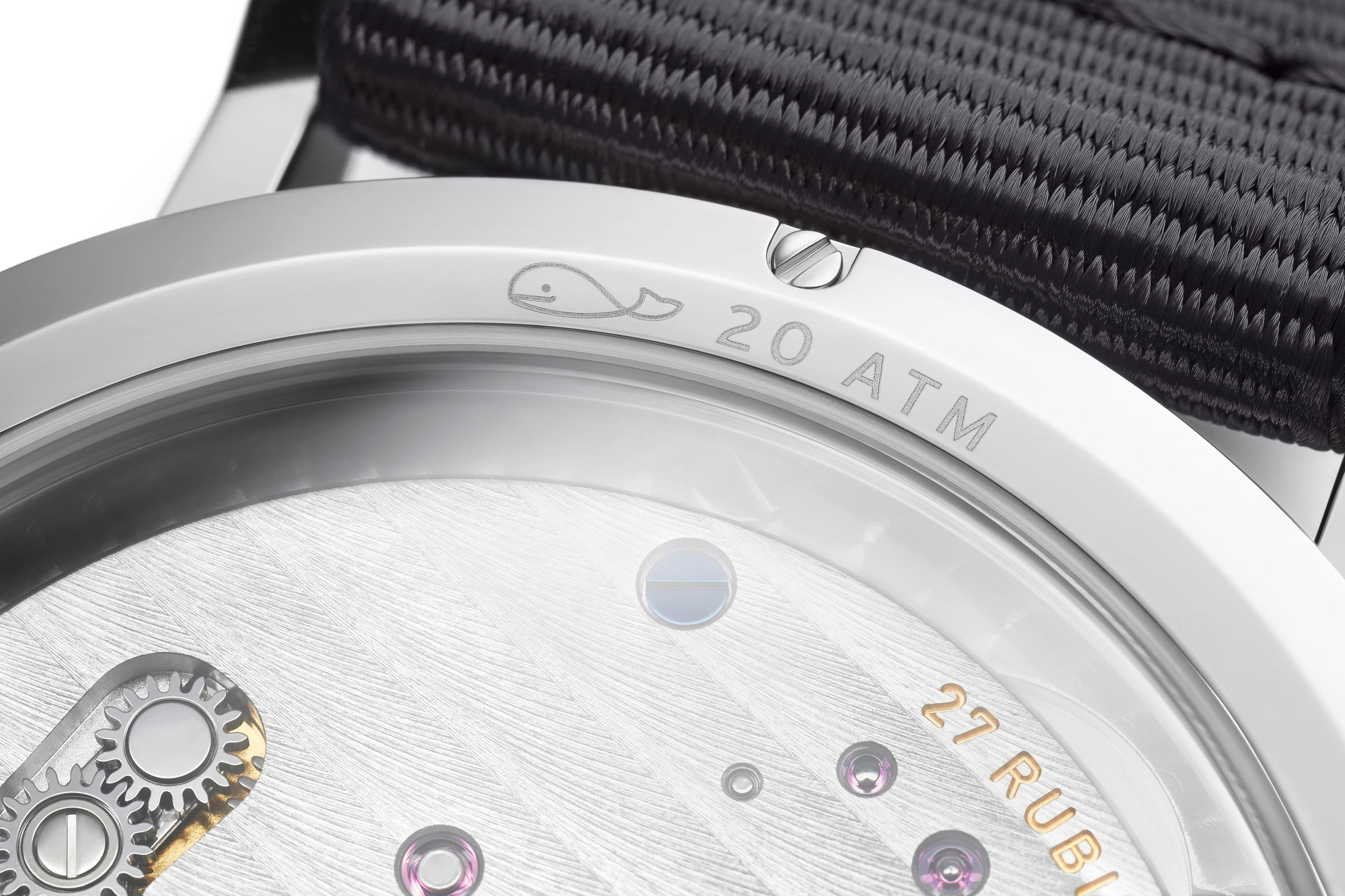 NOMOS Glashütte / Ahoi neomatik 38 Date Sky / NM526　20気圧の防水性能を持つスポーツウォッチ「アホイ」の新作、「アホイ・ネオマティックデイト38 スカイ＆サンド」。  新しいアホイはデイト機能付きネオマティックを搭載しながら直径わずか38.5 ミリ、ケースの厚みは9.9 ミリ。 スポーツウォッチを最もエレガントにした逸品となりました。  両面に無色の反射防止コーティングを施したサファイアクリスタルを通してみる文字盤は、澄み切った青空のスカイブルーと輝く黄金色のサンドカラー。 インデックス、針、分メモリのポイントにはスーパールミノバが塗布され暗闇での視認性を確保します。 テキスタイルストラップは、フランスから取り寄せたテーラーメイド。 スタイルにこだわる全ての要素を満たします。  日中も夜も同じように正確でパワフル、完璧なプロポーション。 驚くほど薄型で、手首に自然と落ち着きます。 オフィスでも水中でも、夕暮れを楽しむひとときにも、あらゆる場面にふさわしいスポーティな自動巻き腕時計です。 ねじ込み式のリューズだけでなくリューズガードを配することで水周りでも安心