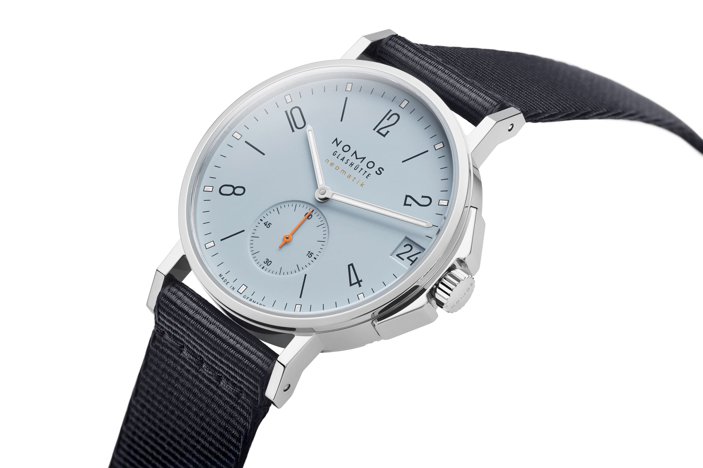 NOMOS Glashütte / Ahoi neomatik 38 Date Sky / NM526　20気圧の防水性能を持つスポーツウォッチ「アホイ」の新作、「アホイ・ネオマティックデイト38 スカイ＆サンド」。  新しいアホイはデイト機能付きネオマティックを搭載しながら直径わずか38.5 ミリ、ケースの厚みは9.9 ミリ。 スポーツウォッチを最もエレガントにした逸品となりました。  両面に無色の反射防止コーティングを施したサファイアクリスタルを通してみる文字盤は、澄み切った青空のスカイブルーと輝く黄金色のサンドカラー。 インデックス、針、分メモリのポイントにはスーパールミノバが塗布され暗闇での視認性を確保します。 テキスタイルストラップは、フランスから取り寄せたテーラーメイド。 スタイルにこだわる全ての要素を満たします。  日中も夜も同じように正確でパワフル、完璧なプロポーション。 驚くほど薄型で、手首に自然と落ち着きます。 オフィスでも水中でも、夕暮れを楽しむひとときにも、あらゆる場面にふさわしいスポーティな自動巻き腕時計です。 ねじ込み式のリューズだけでなくリューズガードを配することで水周りでも安心