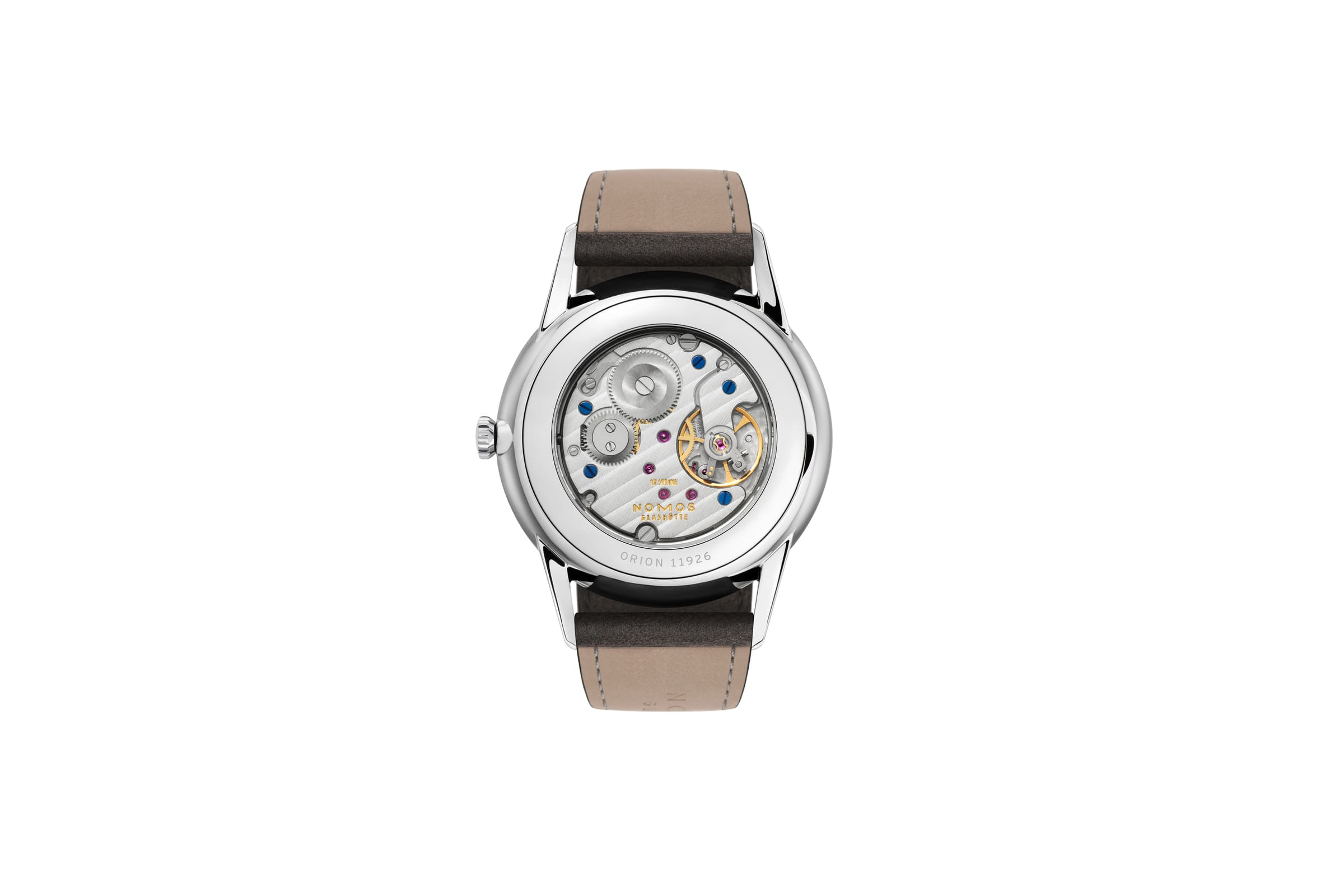 《NOMOS ORION 38 Silver Ref. OR1A3GS238 / 379は、グラスヒュッテの伝統的時計製造技術を背景に、ファセットカットされたゴールドのアプライドインデックスと高精度手巻きムーブメント「α（アルファ）」を搭載したこだわりの逸品。通常ラインよりも一段上の仕上げが施されたこのモデルは、ミニマリズムを貫きつつも文字盤の細部に職人技が光る、通好みの一本です。視認性、バランス、ケースフォルムなど玄人も唸る完成度。》