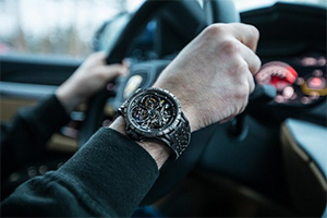 ROGER DUBUIS(ロジェ・デュブイ) 氷上のホットなグリップを体現「Excalibur Pirelli Ice Zero 2」