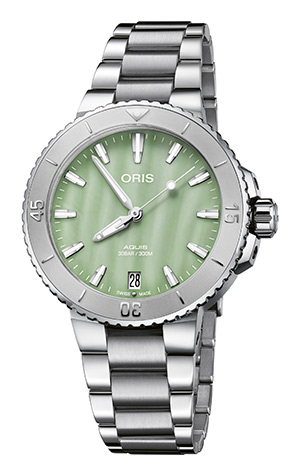 ORIS(オリス) 2022新作 海中の色彩。36.5mmサイズにマザーオブパールダイアルを搭載した、オリス「アクイスデイト」