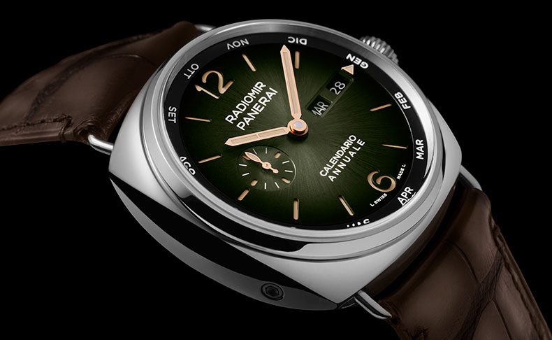 PANERAI(パネライ) 2024新作 サンブラッシュ仕上げのグリーンダイヤルの複雑機構。パネライ「ラジオミール アニュアルカレンダー プラチナテック™」