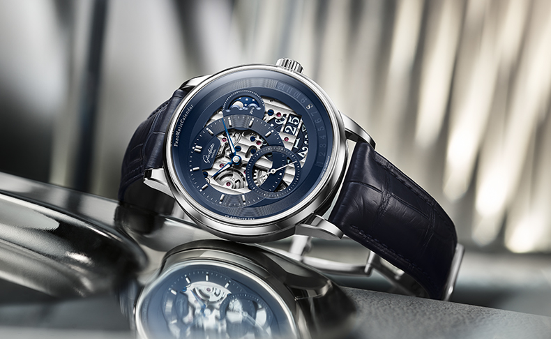 GLASHÜTTE ORIGINAL(グラスヒュッテ・オリジナル) 2025新作 時の創造者に捧げるプラチナ リミテッド・エディション。夜明けの蒼さを湛えた、グラスヒュッテ・オリジナル「パノマティック・カレンダー」