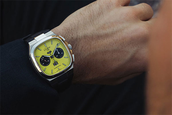 GLASHÜTTE ORIGINAL(グラスヒュッテ・オリジナル) 2025新作 過去と現在を融合した、レトロなフォルムと革新的なカラーの限定モデル。グラスヒュッテ・オリジナル「セブンティーズ・クロノグラフ・パノラマデイト」