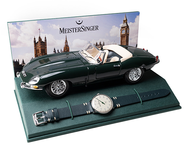 MEISTER SINGER(マイスタージンガー) 2025新作 クラシックカーの美学を腕元に。マイスタージンガー「エディション ネオ J.E」が、60年代を象徴する英国伝統のレーシンググリーンを纏ったEタイプ・ジャガーのミニチュアモデル付き特別パッケージで登場