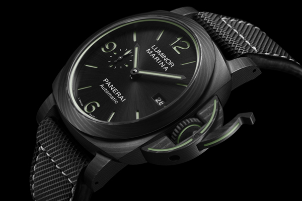 PANERAI(パネライ) 2020新作 パネライの象徴的な発光物質「ルミノール」の発明70年を祝って「ルミノール マリーナ カーボテック™ - 44mm」が登場