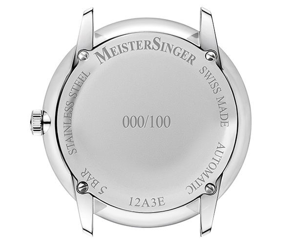 MEISTER SINGER(マイスタージンガー) 2025新作 クラシックカーの美学を腕元に。マイスタージンガー「エディション ネオ J.E」が、60年代を象徴する英国伝統のレーシンググリーンを纏ったEタイプ・ジャガーのミニチュアモデル付き特別パッケージで登場