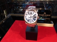 ROGER DUBUIS(ロジェ・デュブイ)
