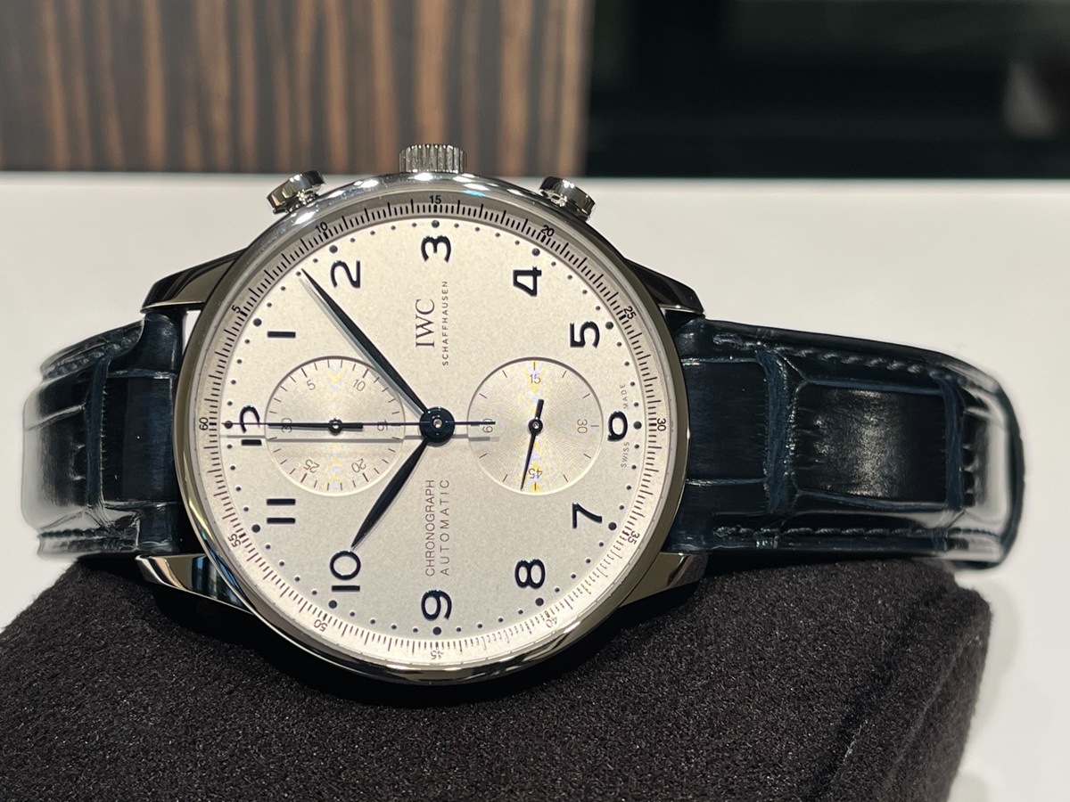  普遍的な美と卓越した機能。IWC ポルトギーゼ・クロノグラフ、その魅力を余すことなく解説