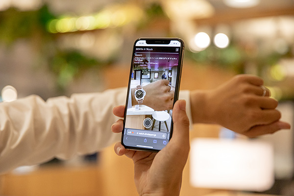 スマートフォンで時計をオンライン試着出来る新サービスが開始された
