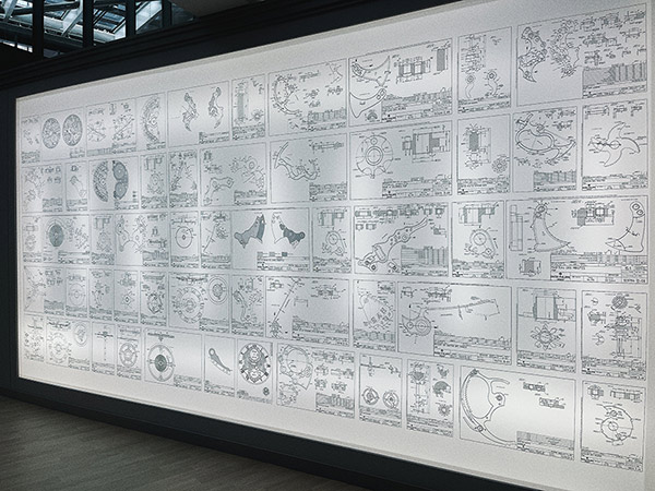 これまでパテック フィリップが取得してきた時計機構に関する特許申請書類をずらりと並べた印象的な展示。