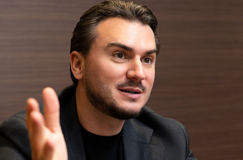 「他のブランドに行きたいと思ったことは一度もありません。今はラ・ショー・ド・フォンからクルマで15分の場所に住んでいます。ラ・ショー・ド・フォンは標高1000mの高所で年間70％が晴れていますし美味しいチョコレート屋もあるし、すべてが魅力的です。雪は多いですが、今では降ることが減っていますね。雪ではなく雨が降ることが多くなっています。実を言うと、雪が好きなので、もっと降って欲しいんですよ」」
